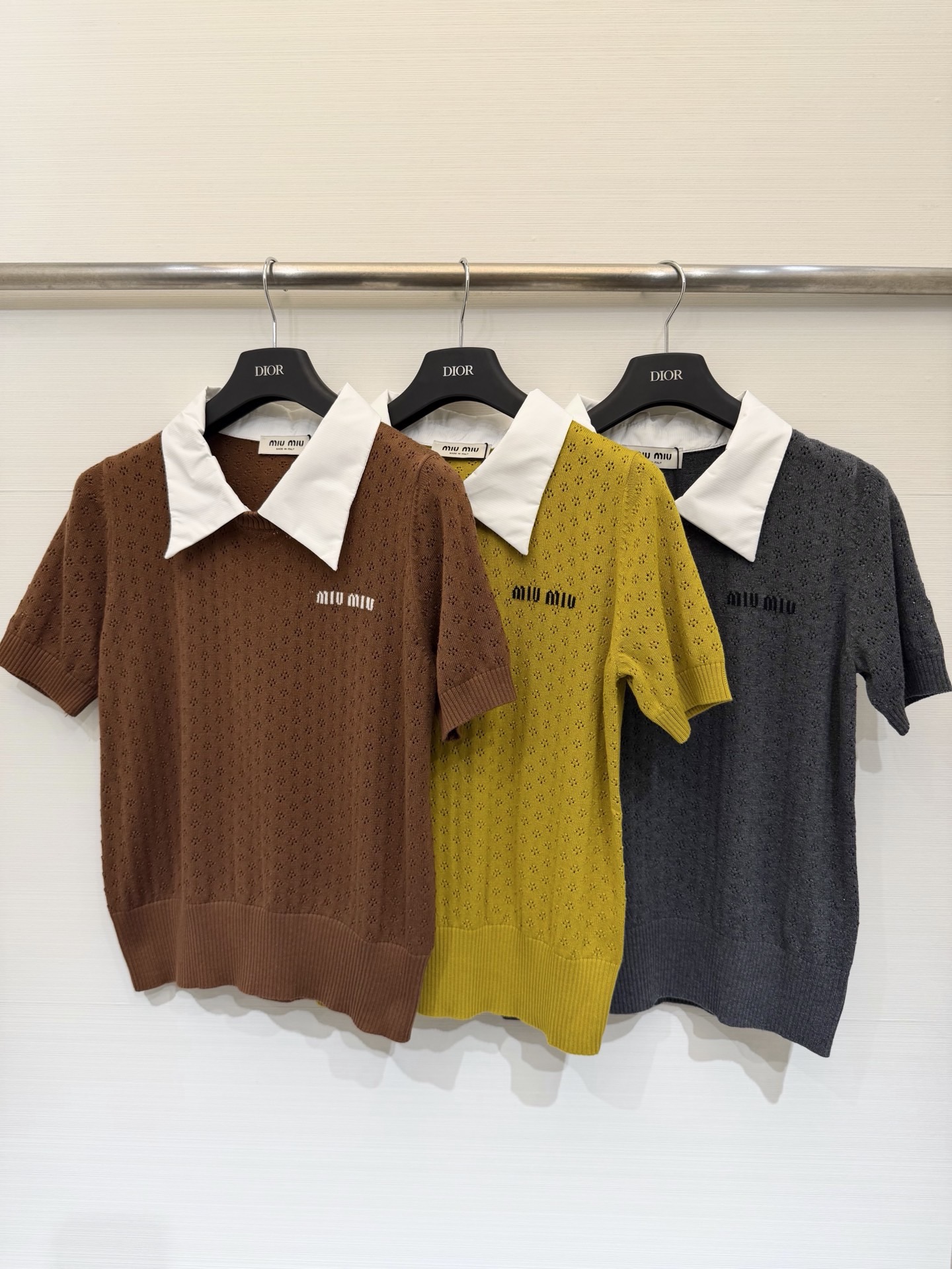 NO:800884,MIUMI* 26 new spring and summer style Polo collar hollow short-sleeved style Logo pattern decoration embellishment The upper body looks younger and girlish Three-color SML,,miumiu,T-shirt,19860909MIUMI* 26春夏新款 Polo领镂空短袖款 logo图案修饰点缀 上身减龄少女感 三色SML,,miumiu,T-shirt,,Women's clothing