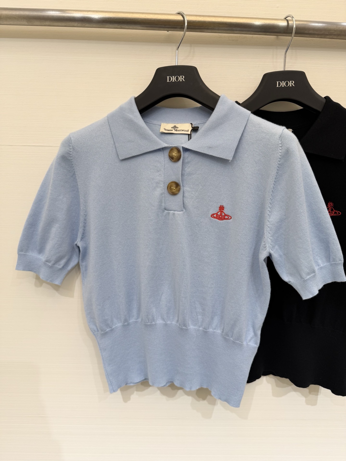 NO:800881,VivienneWestwood 26 new spring and summer style Polo collar short-sleeved style logo pattern decoration upper body with high-end atmosphere four-color SML, T-shirt,19860909VivienneWestwood 26春夏新款 Polo领短袖款 logo图案修饰点缀 上身高级氛围感 四色SML,,T-shirt,,Women's clothing