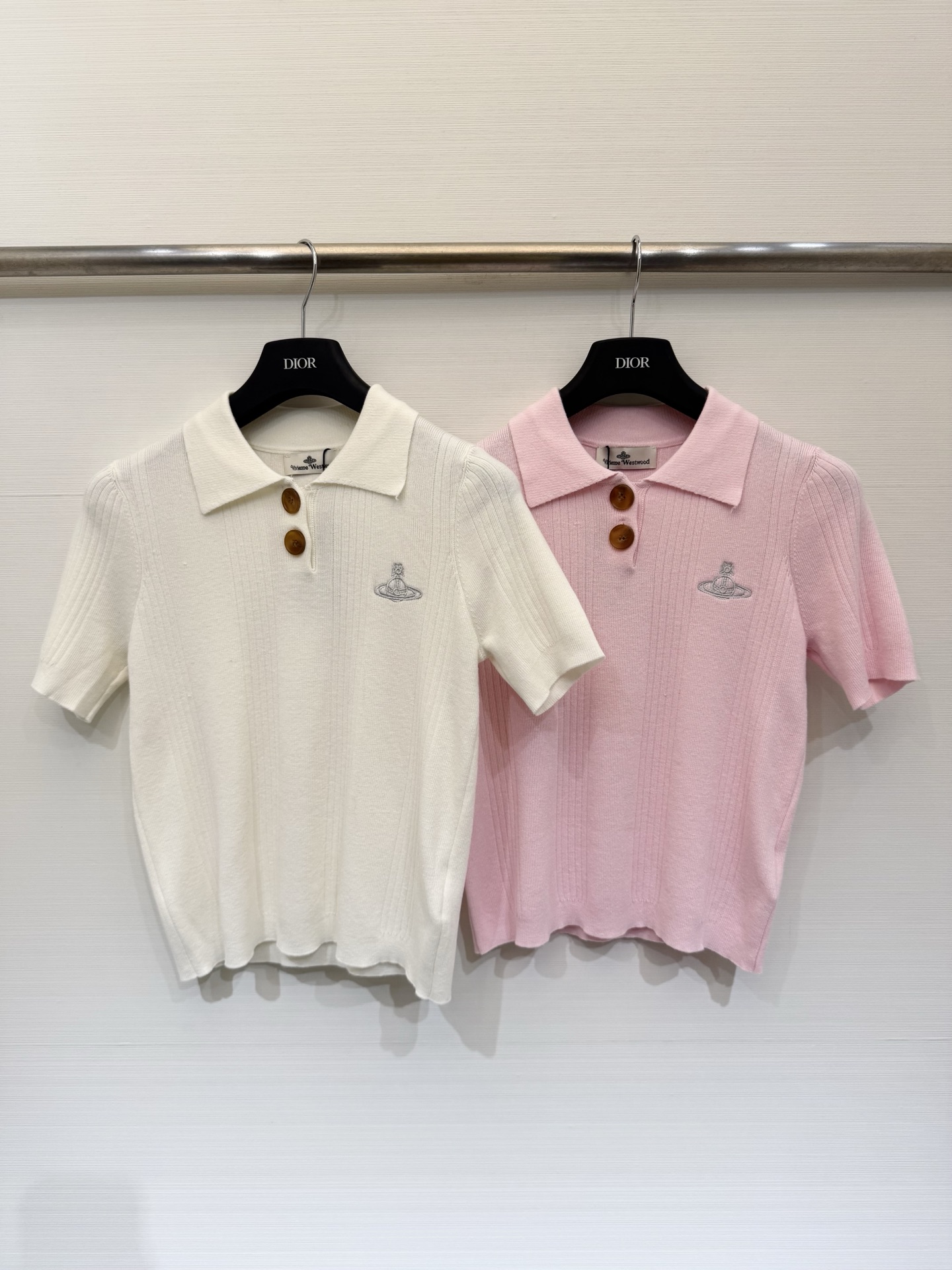NO:800878,VivienneWestwood 26 new spring and summer style Polo collar short-sleeved style logo pattern decoration upper body with high-end atmosphere two-color SML, T-shirt,19860909VivienneWestwood 26春夏新款 Polo领短袖款 logo图案修饰点缀 上身高级氛围感 两色色SML,,T-shirt,,Women's clothing