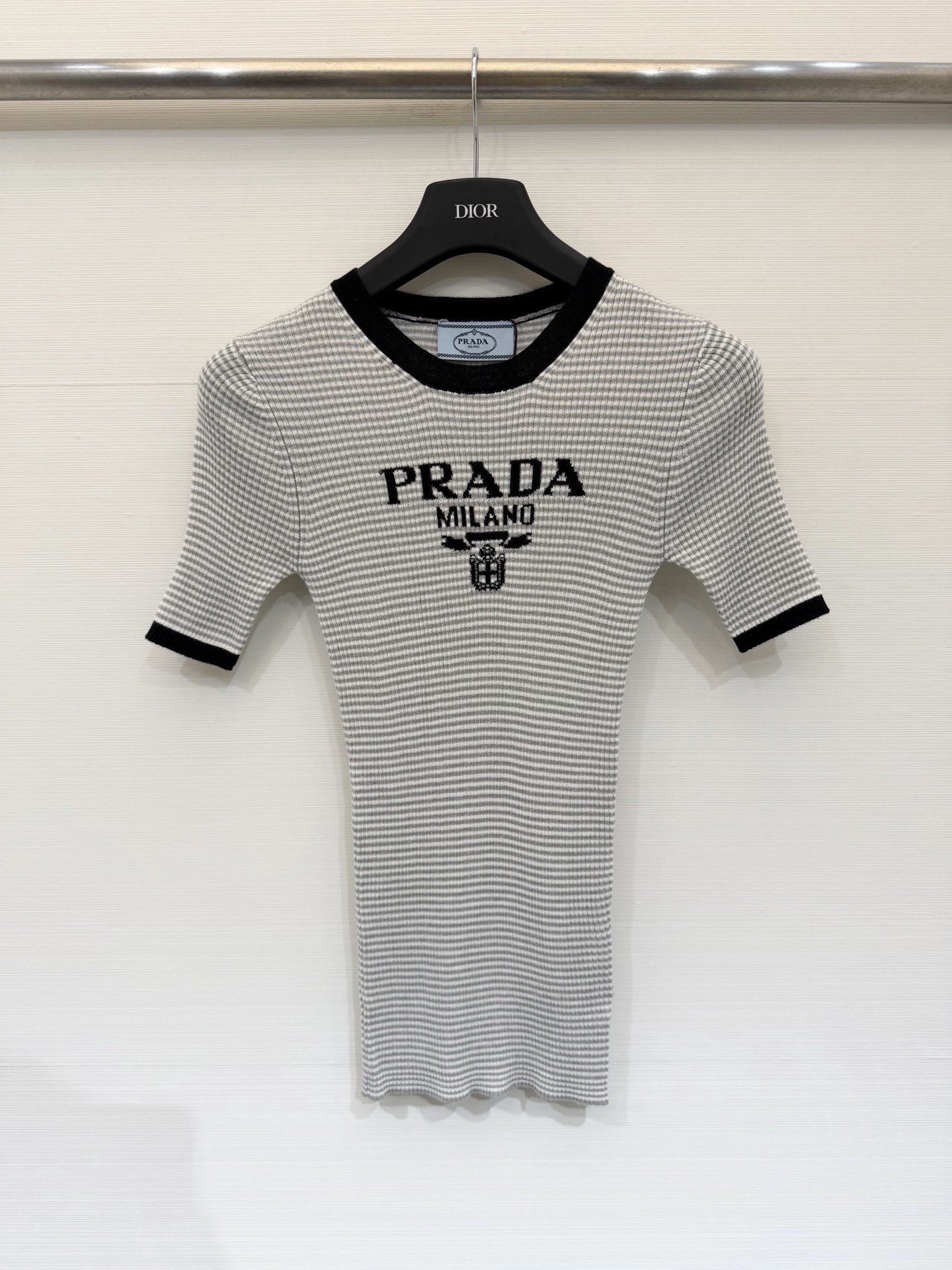 NO:800875,Prada 26 spring and summer new style, striped slim fit, round neck, short-sleeved style, logo pattern decoration, upper body full of high-end atmosphere, size SML, prada, T-shirt,19860909Prada 26春夏新款 条纹修身圆领短袖款 logo图案修饰点缀 上身高级氛围感十足 码数SML,,prada,T-shirt,,Women's clothing