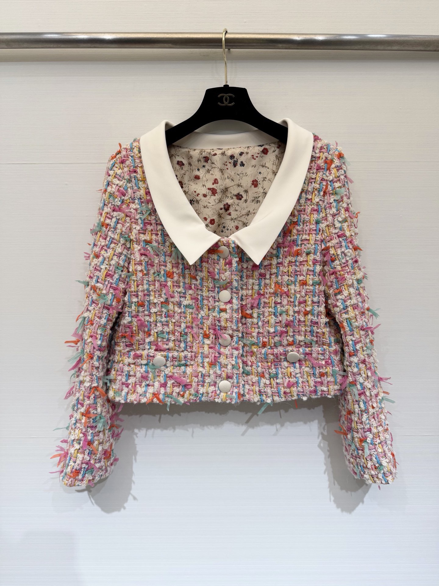 NO:800368,Valentino 26 new early spring series. Meet the V family's limited colorful yarn cardigan. Contrast color lapels light up the spring atmosphere. Soft waxy yarn weaves brilliant colors. Every strand of yarn hides the playful thoughts of sweet and cool girls. Loose tailoring adapts to various body shapes. It can be worn alone or as an inner layer. Whether it is a date, afternoon tea or commuting, you can easily achieve a relaxed and elegant feel. Wear new clothes in the new year. Let this cardigan with its own filter  Become your eye-catching tool when going out in the new year. SML,,valentino,19860909Valentino 26早春系列新款 邂逅V家限定彩纱小香风开衫 撞色翻领点亮春日氛围 软糯彩纱织就烂漫色彩 每一缕纱线都藏着甜酷女孩的俏皮心事 宽松剪裁适配各种身形 单穿内搭皆可出彩 无论是约会下午茶还是通勤都能轻松拿捏松弛贵气感 新年穿新衣 让这件自带滤镜的开衫 成为你年出街的吸睛利器 码数SML,,valentino,,Women's clothing