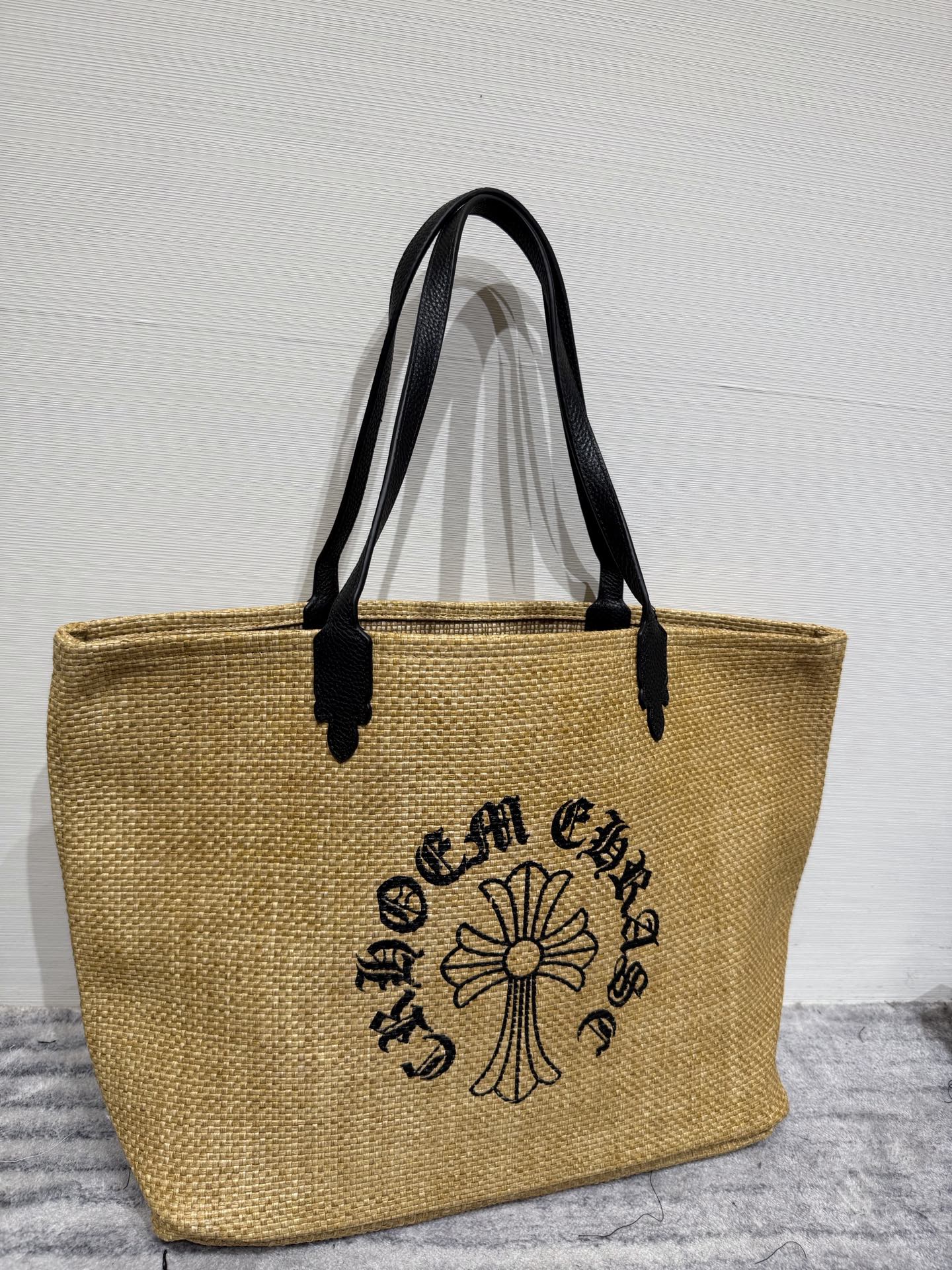 NO:800894,Chrome Hearts 26 latest straw tote bag (with small bag) two-piece set, which combines a holiday feel with the brand's iconic street trend. It is made of natural raffia/wheat straw straw fabric, showing a natural beige woven texture. The texture is light and breathable, with a summer vacation atmosphere. Classic large-capacity tote bag (Tote  Bag) style, the bag body is square and straight, with a wide opening and sufficient capacity, suitable for daily commuting and travel. It is surrounded by the brand letters 'CHROME HEARTS' arranged in an arc. The font is in retro Gothic style, which is the most recognizable design symbol of the brand. It is paired with a black leather (or imitation leather) hand strap. The connection between the shoulder strap and the bag body is decorated with the brand's iconic leather leaves, which is full of details and improves the durability and texture of the shoulder strap. chrome hearts, chrome  hearts,espadrilles,totes,19860909Chrome Hearts 克罗心 26最新款 草编托特包（配小包）两件套,兼具度假感与品牌标志性的街头潮流感,采用天然拉菲草/麦秆类草编面料,呈现自然的米黄色编织纹理,质感轻盈透气,自带夏日度假氛围,经典大容量托特包（Tote Bag）版型,包身方正挺括,开口宽敞,容量充足,适合日常通勤、出行使用,周围环绕弧形排列的品牌字母「CHROME HEARTS」,字体为复古哥特风,是品牌最具辨识度的设计符号,搭配黑色皮质（或仿皮）手提肩带,肩带与包身连接处做了同品牌标志性的皮叶装饰,细节感拉满,同时提升了肩带的耐用性与质感,,chrome hearts,chrome hearts,espadrilles,totes,,Women's clothing