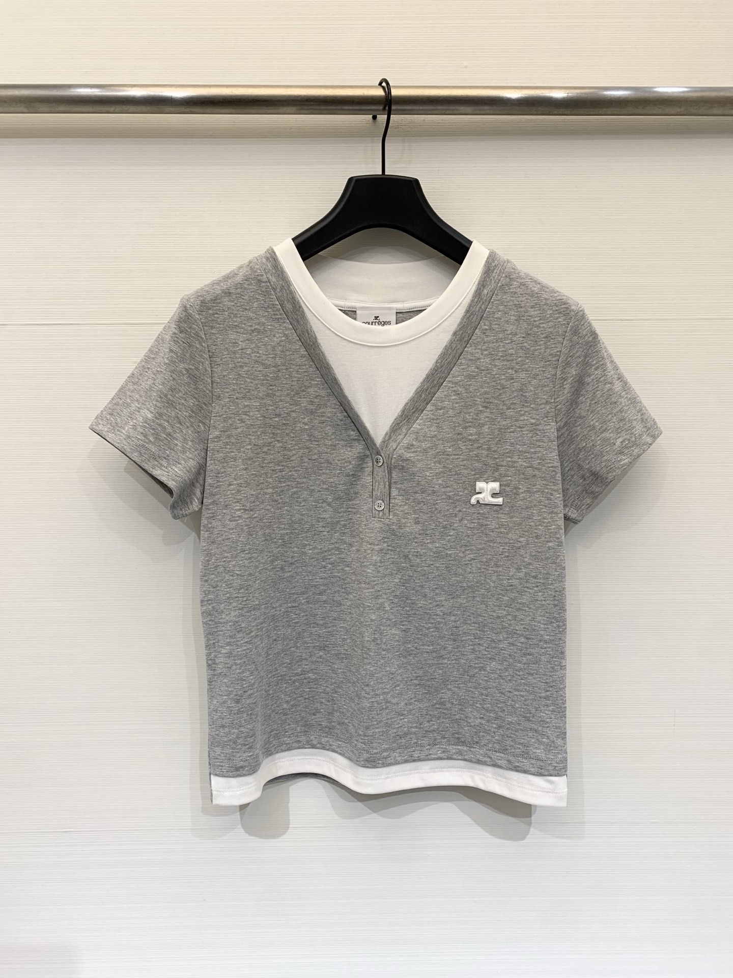 NO:800882,Courreges 26 new spring and summer style, fake two-piece V-neck short-sleeved T-shirt, fake two-piece stacking design, loose fit, white round neck base inside, full layering, you can create a rich look without matching, delicate cotton blended fabric, light and soft texture, with a sense of drape, comfortable and unrestricted to wear, it is an ideal item to create a relaxed look. Two-color SM, T-shirt, tees, t-shirt,19860909Courreges 26春夏新款 假两件V领短袖T恤,假两件叠穿设计,宽松版型,内搭拼接白色圆领打底,叠穿层次感十足,无需搭配即可打造丰富造型,细腻的棉质混纺面料,质地轻薄软糯,自带垂坠感,穿着舒适无束缚,是打造松弛感穿搭的理想单品 两色SM,,T-shirt,tees，t-shirt,,Women's clothing