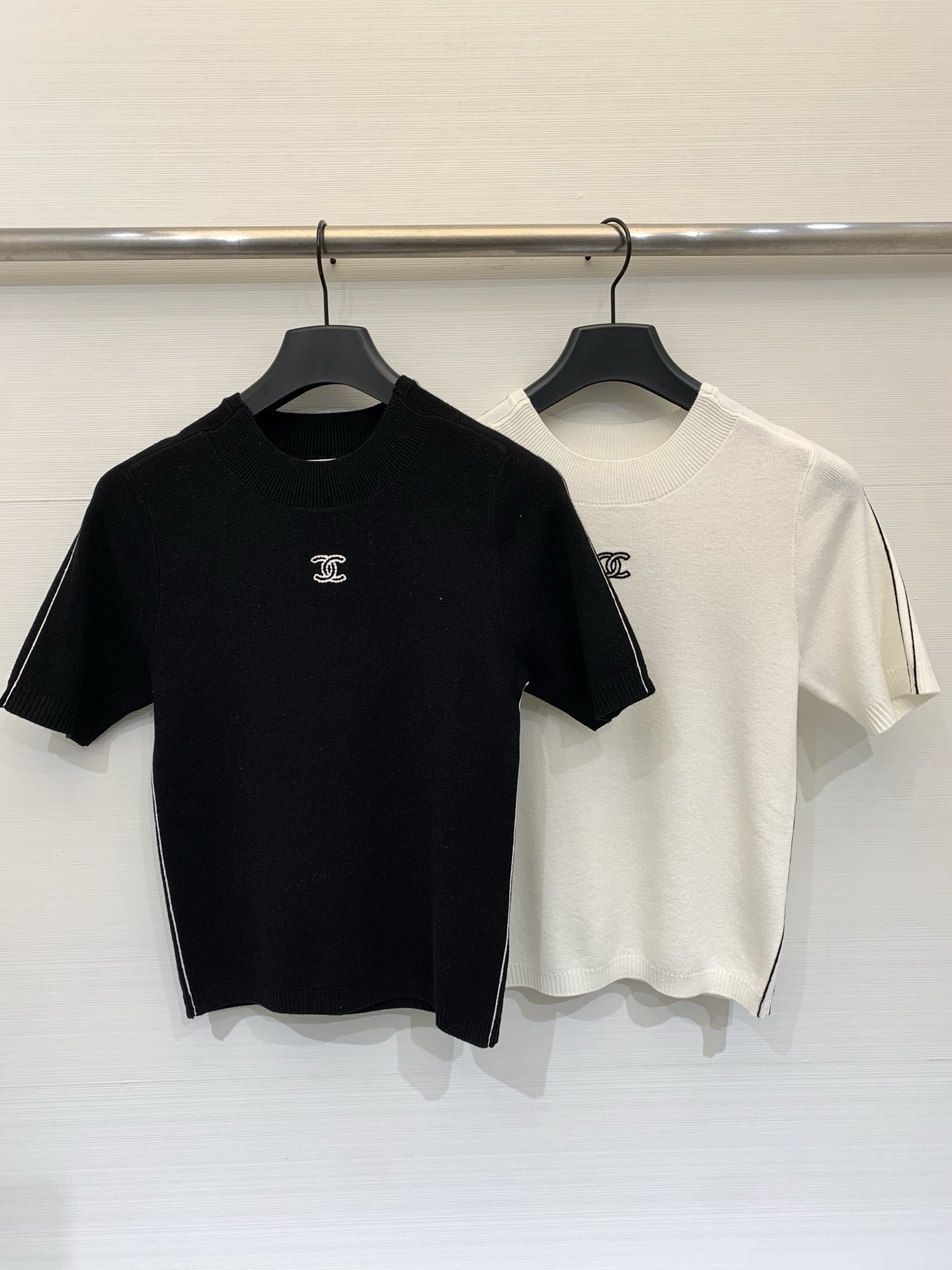 NO:800872,CHANEL 26 spring and summer new style, simple slim fit, round neck, short-sleeved style, logo pattern decoration, upper body full of high-end atmosphere, two-color SML, chanel, T-shirt,19860909CHANEL 26春夏新款 简约修身圆领短袖款 logo图案修饰点缀 上身高级氛围感十足 两色SML,,chanel,T-shirt,,Women's clothing