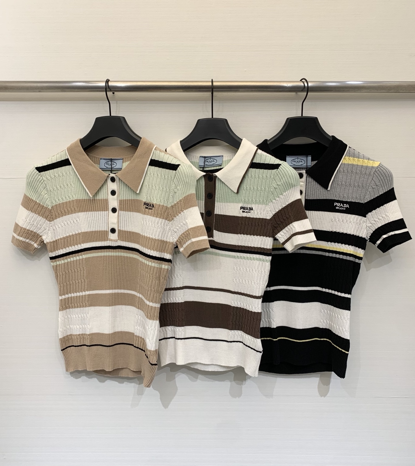 NO:800869,Prada 26 new spring and summer style Polo collar striped short-sleeved style logo pattern decoration upper body high-end atmosphere three-color SML, prada, T-shirt,19860909Prada 26春夏新款 Polo领条纹短袖款 logo图案修饰点缀 上身高级氛围感 三色SML,,prada,T-shirt,,Women's clothing