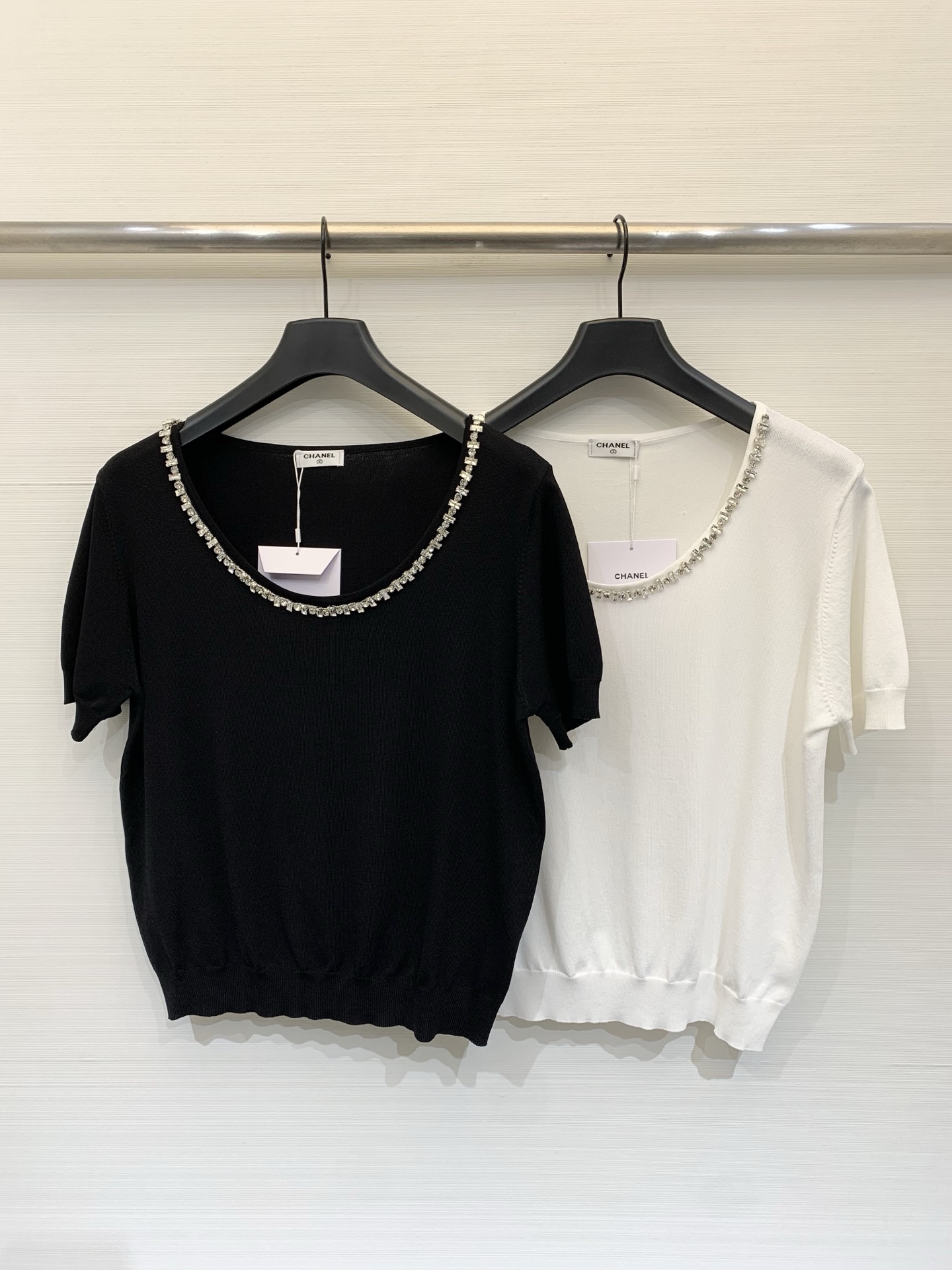 NO:800896,CHANEL 26 spring and summer new model, hot diamond round neck short-sleeved style, logo pattern decoration, upper body with high-end atmosphere, two-color SML, chanel, T-shirt,19860909CHANEL 26春夏新款 烫钻圆领短袖款 logo图案修饰点缀 上身高级氛围感 两色SML,,chanel,T-shirt,,Women's clothing