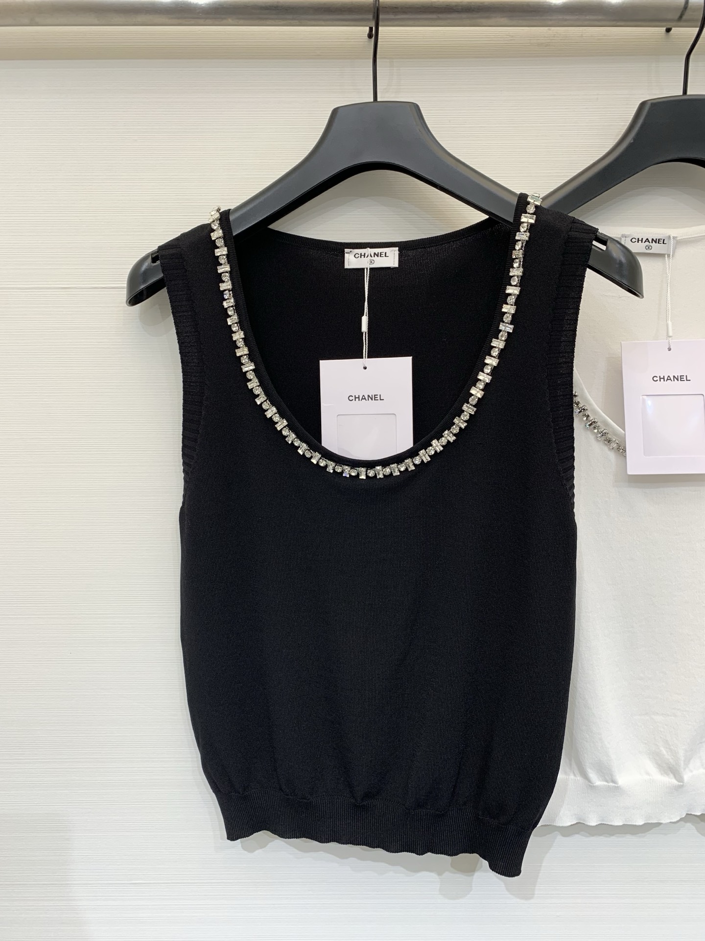 NO:800892,CHANEL 26 spring and summer new model, hot diamond round neck vest, logo pattern decoration, upper body with high-end atmosphere, two-color SML P,,chanel,19860909CHANEL 26春夏新款 烫钻圆领背心 logo图案修饰点缀 上身高级氛围感 两色SML P,,chanel,,Women's clothing