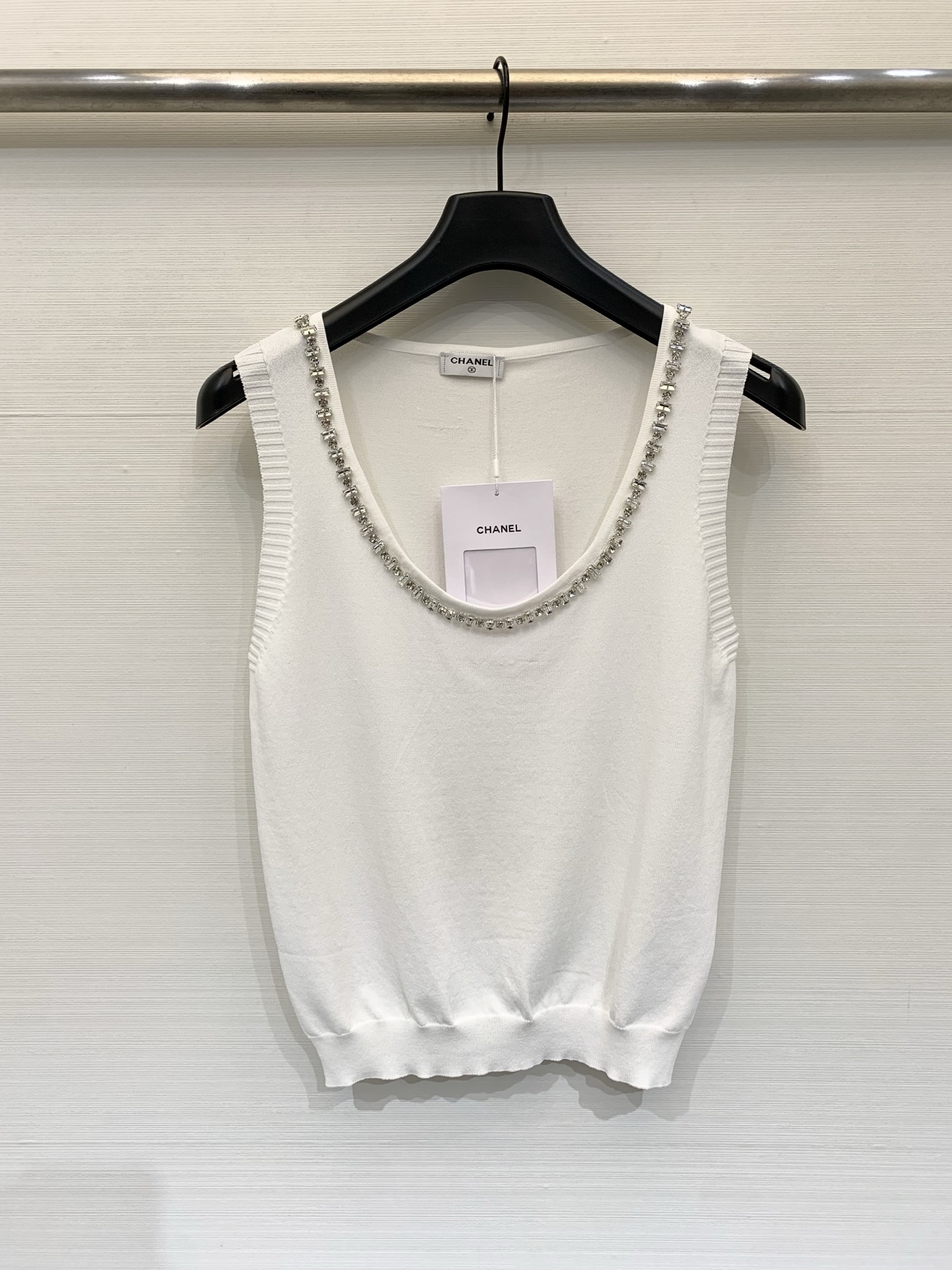 NO:800889,CHANEL 26 new spring and summer model, hot diamond round neck vest, logo pattern decoration, upper body with high-end atmosphere, two-color SML,,chanel,19860909CHANEL 26春夏新款 烫钻圆领背心 logo图案修饰点缀 上身高级氛围感 两色SML,,chanel,,Women's clothing