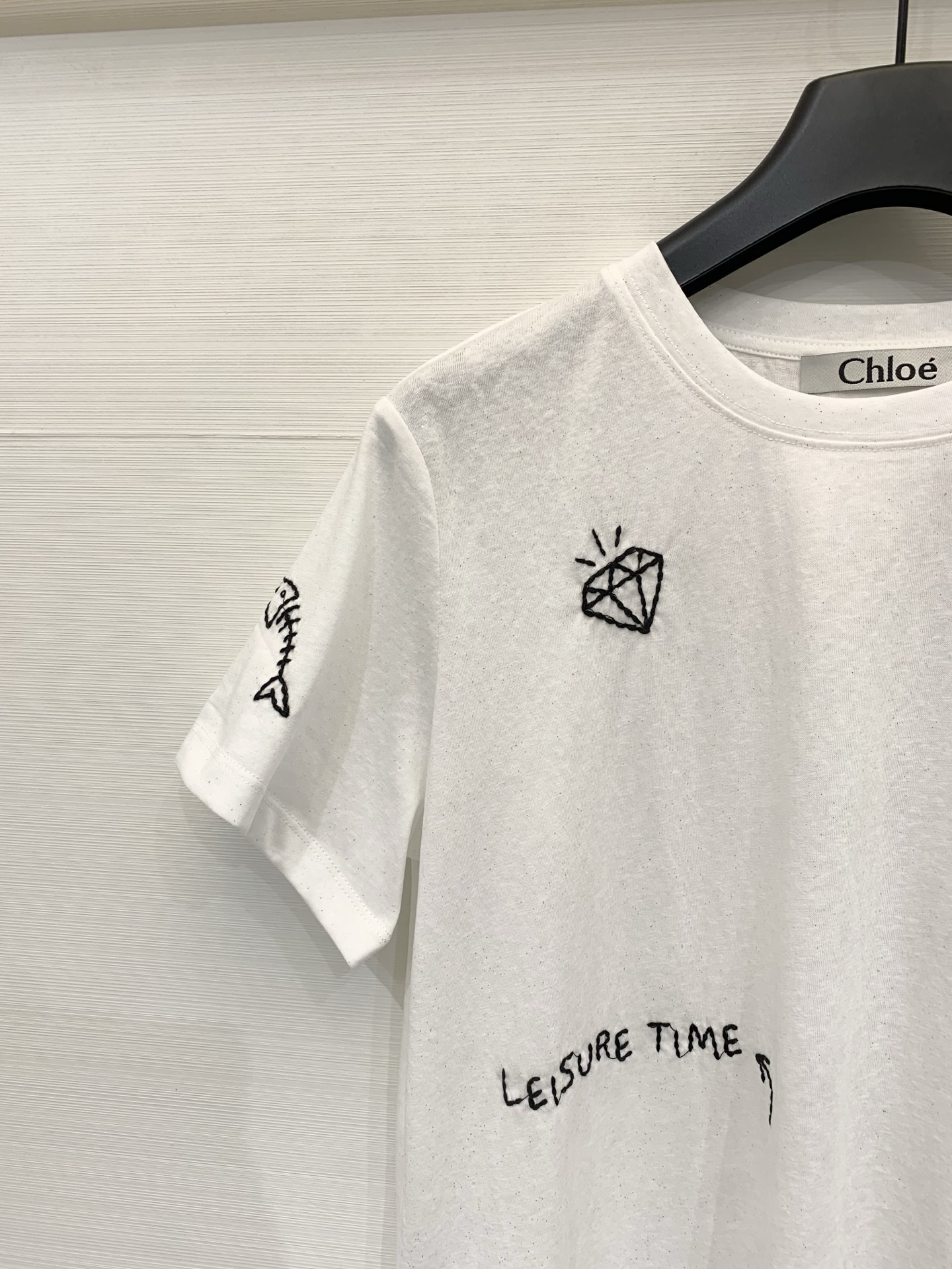 Chloé 26春夏新款 黑白闪粉童趣刺绣T恤，经典圆领常规版短袖T恤，衣身布满精致的手工刺绣图案，包含