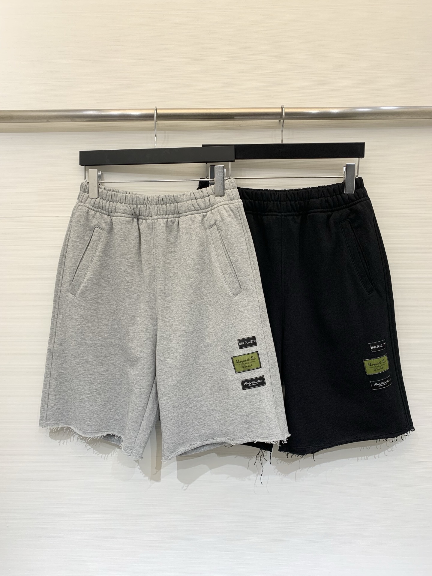 NO:800876,MM6 26 new spring and summer style trousers with English logo patch, made of heavy terry fabric, soft and thick to the touch, suitable for spring and summer wear, neatly routed, firmly sewn labels, natural raw edges, loose and not flattering on the figure, same style for men and women, two-color SML, masion margiela,19860909MM6 26春夏新款 贴饰英文Logo中裤,采用重磅毛圈布面料,手感柔软厚实,适合春夏穿着,走线工整,标贴缝制牢固,毛边处理自然,宽松不挑身材,男女同款 两色SML,,masion margiela,,Women's clothing