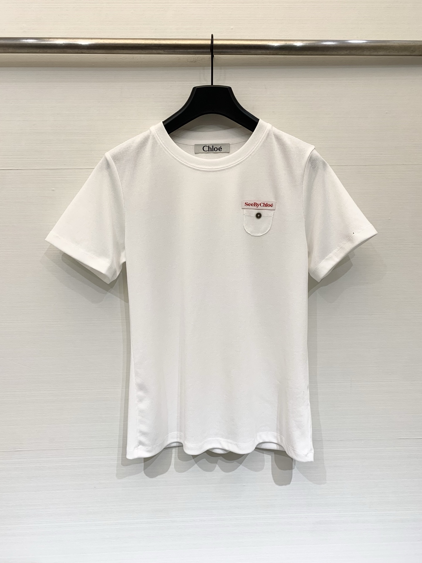 NO:801880,Chloé 26 spring and summer new style bamboo cotton round neck short-sleeved T-shirt, with delicate texture, stiff and not easy to deform, small pocket decoration on the left chest, red SeeByChloé brand logo embroidered above the pocket, minimalist commuting, daily casual, Korean style relaxed feel, daily wear, commuting inner wear, Korean style casual style Code number SML,, chloe, T-shirt, tees, t-shirt,19860909Chloé 26春夏新款 竹节棉圆领短袖T恤,肌理感细腻,挺括不易变形,左胸做小口袋装饰,口袋上方绣红色SeeByChloé品牌标,极简通勤、日常休闲、韩系松弛感,日常穿搭、通勤内搭、韩系休闲风 码数SML,,chloe,T-shirt,tees，t-shirt,,Women's clothing