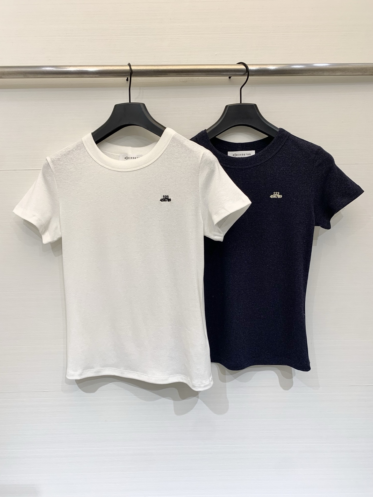 NO:801886,MM6 26 new spring and summer style minimalist style digitally embroidered short-sleeved T-shirt, high-elastic skin-friendly pure cotton fabric, soft and breathable, basic round neck + straight shoulder slim tailoring, highlighting body lines, digital embroidery logo on the left chest, minimalist design Versatile basic style, suitable for commuting/daily multiple scenes Two-color SML, masion margiela, T-shirt, tees, t-shirt,19860909MM6 26春夏新款 极简风数字刺绣短袖T恤,高弹亲肤纯棉面料,软糯透气,基础圆领+正肩修身剪裁,凸显身材线条,左胸做数字刺绣标,极简设计感 百搭基础款,适配通勤/日常多场景 两色SML,,masion margiela,T-shirt,tees，t-shirt,,Women's clothing