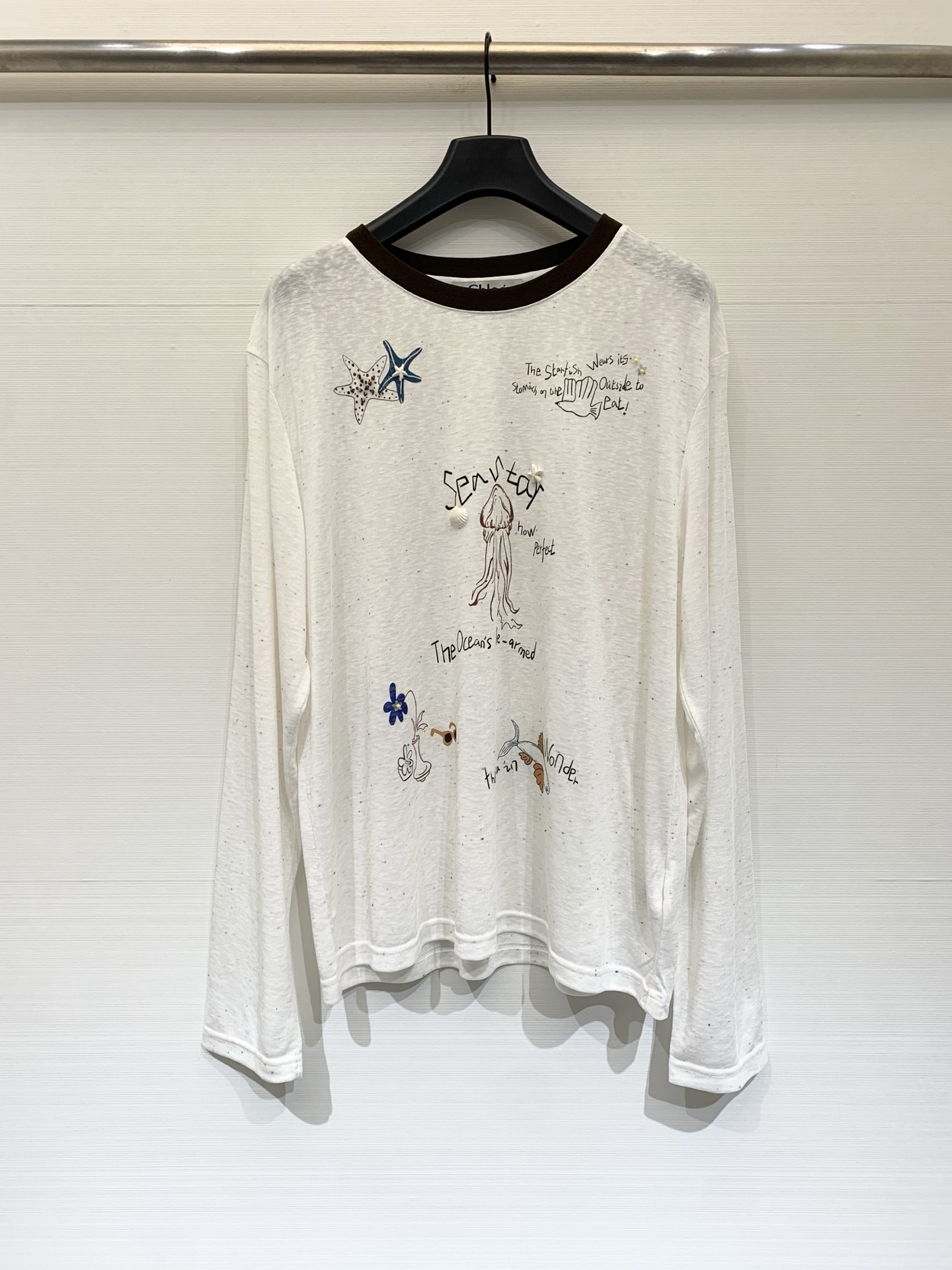 NO:801878,Chloe 26 spring and summer new style ocean-themed printed sunscreen long-sleeved T-shirt, cool and silky, contrasting round neck + dotted texture fabric, loose and lazy fit, interesting starfish and jellyfish patterns, creating an American retro holiday style. One size fits all, chloe, loewe, tees, t-shirt,19860909Chloe 26春夏新款 海洋主题印花防晒长袖T恤,冰爽丝滑,撞色圆领+杂点肌理面料,宽松慵懒版型,趣味海星水母图案,打造美式复古度假风 均码,,chloe,loewe,tees，t-shirt,,Women's clothing