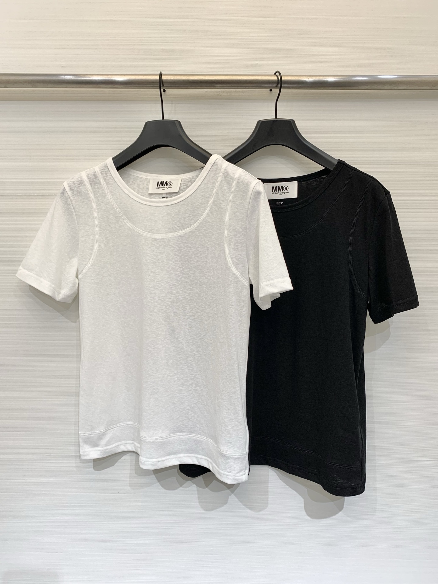 NO:801891,MM6 26 spring and summer new model, deconstructed style fake two-piece double-layer short-sleeved T-shirt, pure cotton fabric, double-layer round neck + open-stitch design on the back, normal version, minimalist and high-end wear. Two-color SML, masion margiela, T-shirt, tees, t-shirt,19860909MM6 26春夏新款 解构风假两件双层短袖T恤,纯棉面料,双层圆领+背后明线设计,正常版型,极简高级感穿搭.两色SML,,masion margiela,T-shirt,tees，t-shirt,,Women's clothing
