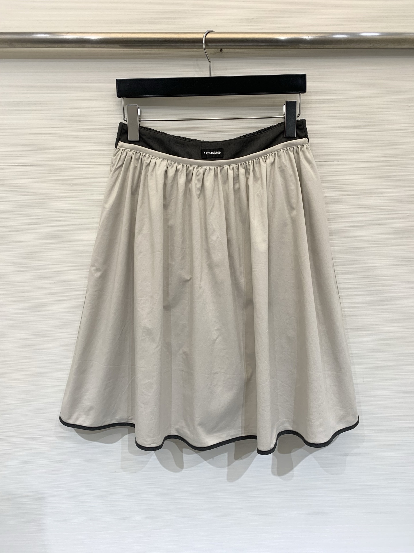 NO:801876,MM6 26 new spring and summer A-line mid-length skirt, drapey anti-wrinkle twill fabric, smooth and crisp, not easy to wrinkle, high waist elastic waist design, dark gray contrasting fabric at the waist, with number mark on the inside, exquisite details, wavy hem on the skirt, dark gray contrast piping on the hem, smart but not stiff, body modification, create Korean style commuting with a relaxed feeling. Size SML, masion margiela, skirts,19860909MM6 26春夏新款 A字中款半裙,垂坠感抗皱斜纹面料,顺滑挺括,不易起皱,高腰松紧腰设计,腰头拼接深灰色撞色布,内侧带数字标,细节精致,裙摆做波浪形卷边,包边深灰色撞色滚边,灵动不呆板,修饰身材,打造韩系通勤松弛感穿搭 码数SML,,masion margiela,skirts,,Women's clothing