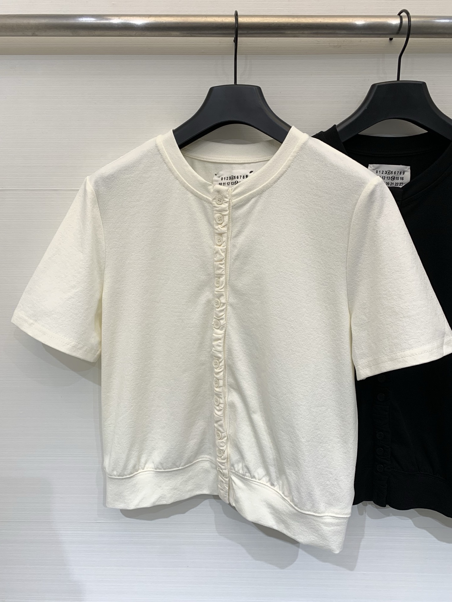 NO:801874,MM6 26 spring and summer new style pleated placket short-sleeved cardigan T-shirt, four classic four-point positioning on the back. Soft and skin-friendly pure cotton knitted with texture, elastic hem, asymmetrical tailoring of the body, full of design, suitable for commuting, daily casual, and dating styles. Two-color SML, masion margiela, T-shirt, tees, t-shirt,19860909MM6 26春夏新款 褶皱门襟短袖开衫T恤,背后四经典四点定位 软糯亲肤纯棉针织,带肌理感,下摆做松紧收边,衣身不对称剪裁,设计感十足,通勤穿搭、日常休闲、约会造型 两色SML,,masion margiela,T-shirt,tees，t-shirt,,Women's clothing