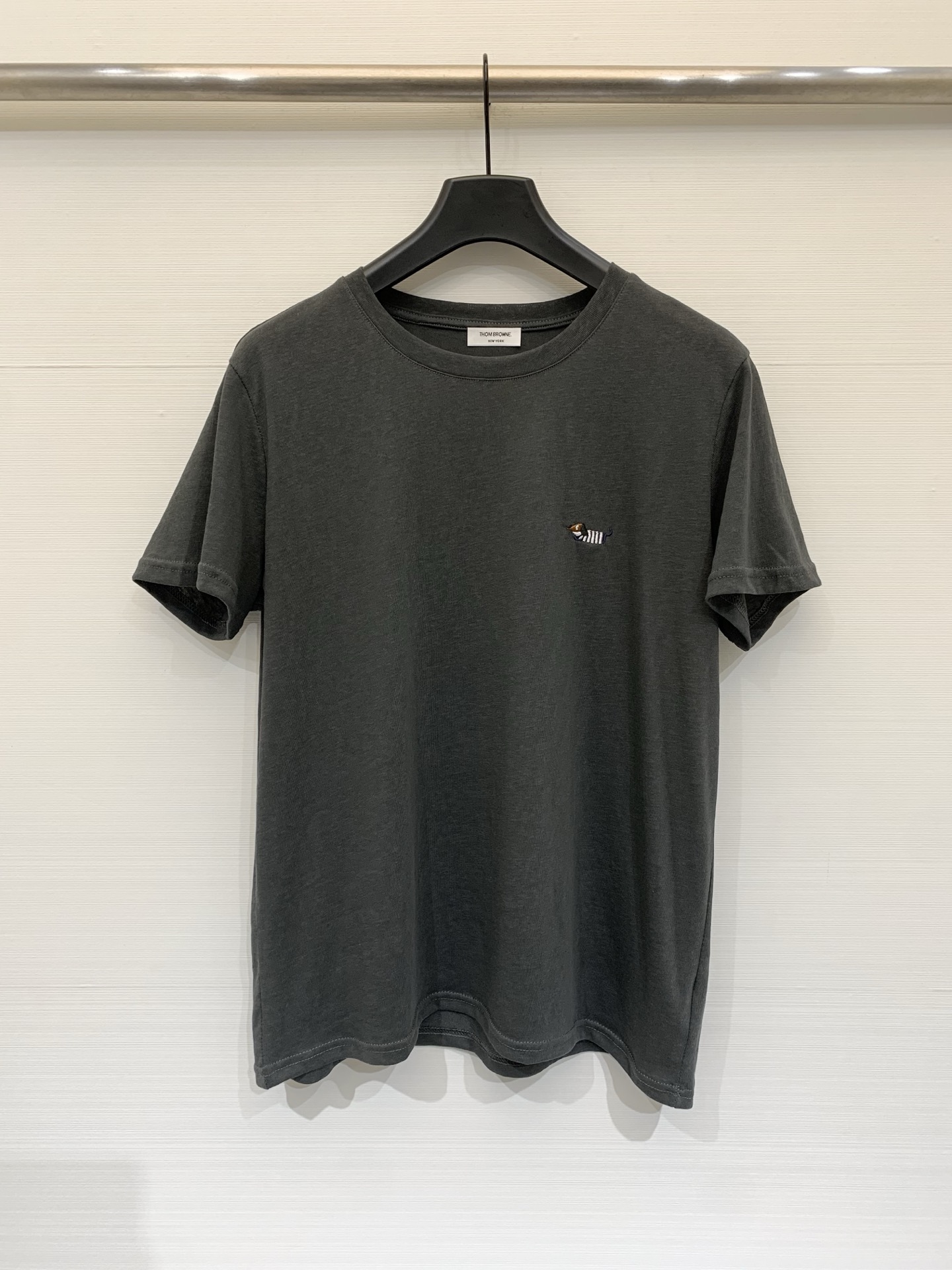 NO:802588,TB minimalist outfit, simple embroidered dachshund dog bamboo cotton short-sleeved T-shirt, classic round neck design, the fabric is bamboo cotton, the surface shows a natural cotton fiber texture, the texture is soft and waxy, breathable and skin-friendly, more sinewy than ordinary cotton, not close to the body, basic and versatile, with Korean style laziness, it is an excellent inner layer for layering suits and shirts in summer. Two-color SML, shirts, T-shirt, tees, t-shirt, business suit,19860909TB 极简穿搭 简约刺绣腊肠狗竹节棉短袖T恤,经典圆领设计,面料为竹节棉,表面呈现自然的棉纤维肌理,质感软糯、透气亲肤,比普通纯棉更有筋骨,穿着不贴身,基础百搭,自带韩系慵懒感,是夏季叠穿西装、衬衫的绝佳内搭 两色SML,,shirts,T-shirt,tees，t-shirt,business suit,,Women's clothing