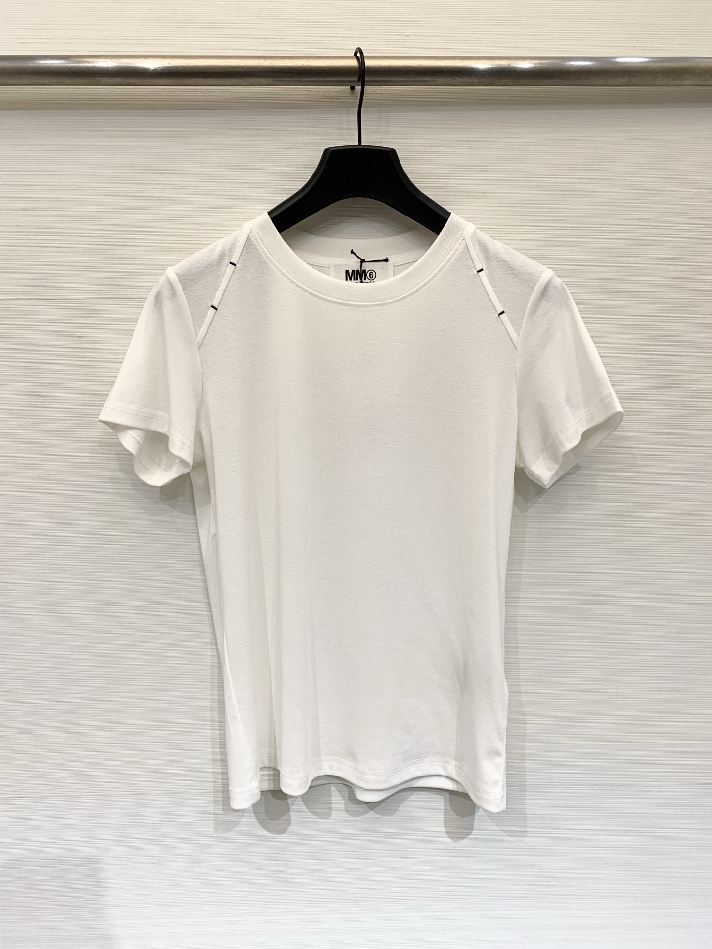 NO:802584,MM6 minimalist shoulder top-stitched short-sleeved T-shirt, with good stiffness and not easy to deform. The neckline and shoulder seam have top-stitch sewing design. It is a minimalist design that adds a sense of structure. There is a classic MM6 brand logo on the inside of the collar, which improves the overall texture. Size SML, masion margiela, T-shirt, tees, t-shirt,19860909MM6 极简肩部明线剪裁短袖T恤,挺括度好,不易变形,领口与肩缝处有明线车缝设计,是极简主义的小心机,增加了结构感,领口内侧有经典的MM6品牌标识,提升了整体质感 码数SML,,masion margiela,T-shirt,tees，t-shirt,,Women's clothing