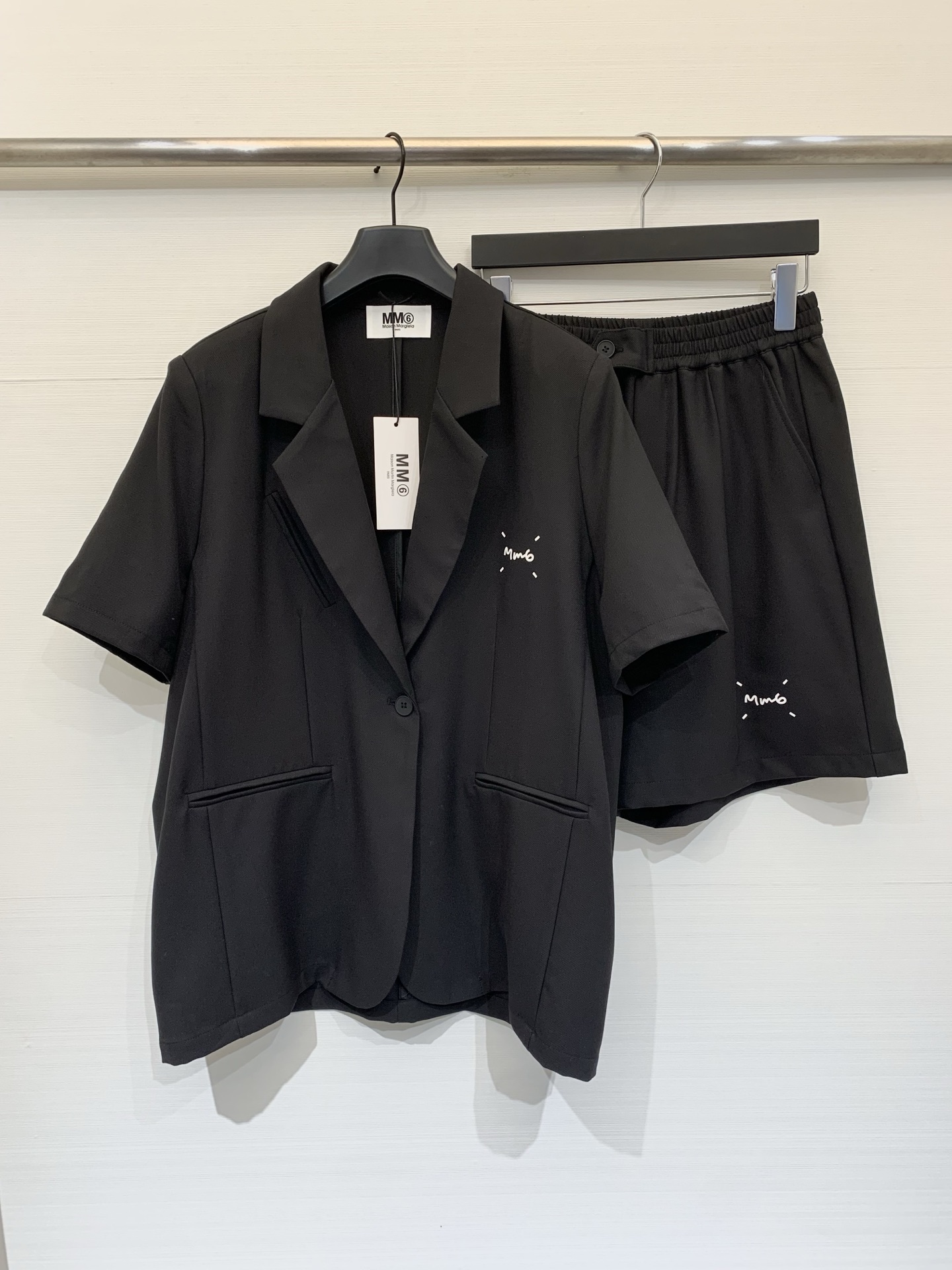 NO:802590,MM6 Relaxed Wear Thin short-sleeved suit and shorts suit, oversize version, unintentional 'lazy', very in line with the current popular 'Korean relaxed style', white hand-painted style 'mm6' brand logo, strong color contrast, low-key yet recognizable, focusing on high-end coolness, pure cotton thin fabric, smooth and crisp texture, slimming color, good body modification, excellent flesh-covering effect Color Black Gray  Size SM, masion margiela,versace,shorts,T-shirt,19860909MM6 松弛感穿搭 薄款短袖西服短裤套装单品,Oversize版型,不刻意的“慵懒感”,非常符合当下流行的“韩系松弛风”,白色手绘风格的“mm6”品牌标识,颜色对比强烈,既低调又有辨识度,主打高级酷感,纯棉薄款面料,质感顺滑挺括,颜色显瘦,很好地修饰身形,遮肉效果极佳 颜色黑色 灰色 码数SM,,masion margiela,versace,shorts,T-shirt,,Women's clothing