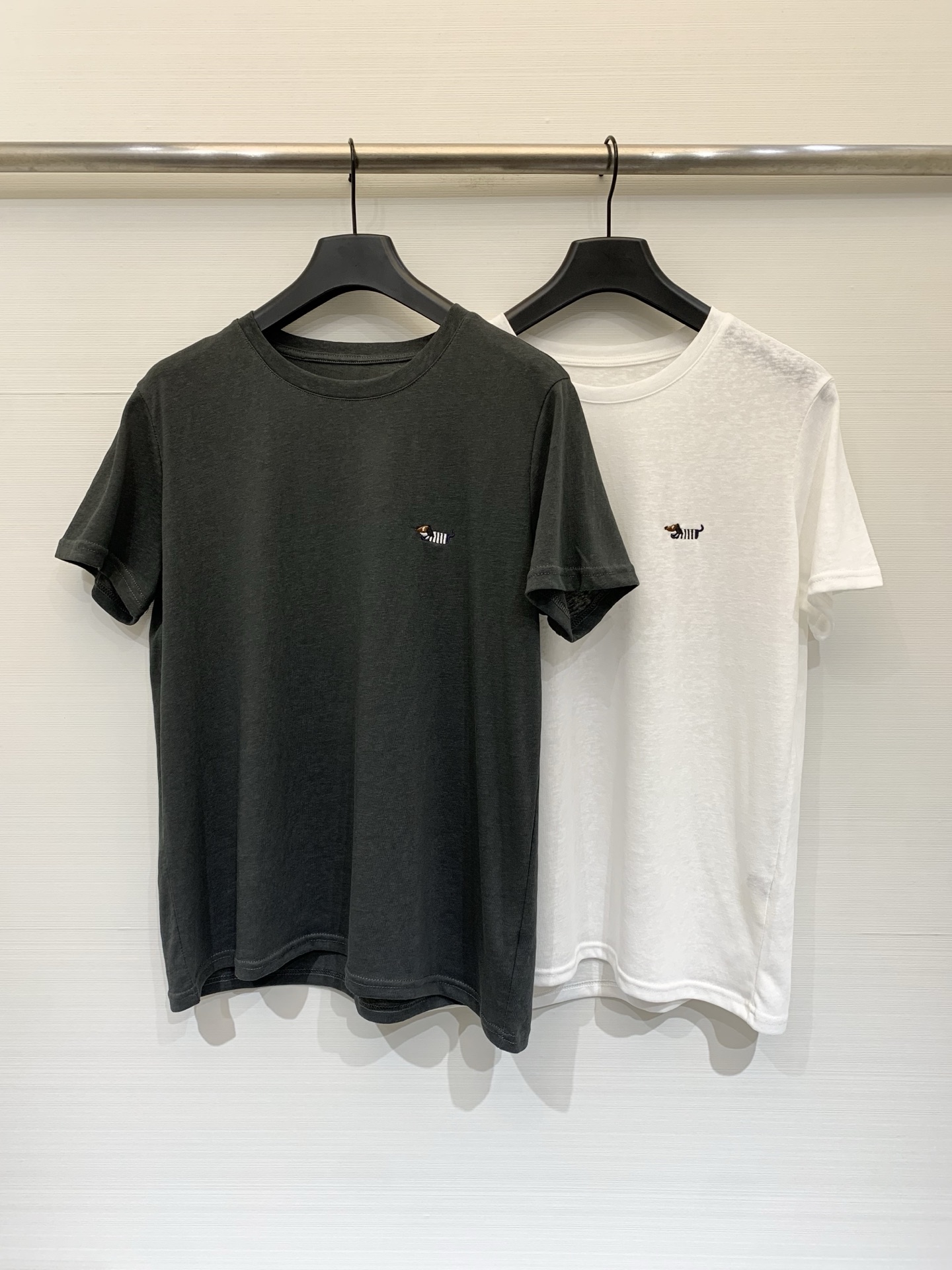 NO:802586,TB minimalist outfit, simple embroidered dachshund dog bamboo cotton short-sleeved T-shirt, classic round neck design, the fabric is bamboo cotton, the surface shows a natural cotton fiber texture, the texture is soft and waxy, breathable and skin-friendly, more sinewy than ordinary cotton, not close to the body, basic and versatile, with Korean style laziness, it is an excellent inner layer for layering suits and shirts in summer. Two-color SML, shirts, T-shirt, tees, t-shirt, business suit,19860909TB 极简穿搭 简约刺绣腊肠狗竹节棉短袖T恤,经典圆领设计,面料为竹节棉,表面呈现自然的棉纤维肌理,质感软糯、透气亲肤,比普通纯棉更有筋骨,穿着不贴身,基础百搭,自带韩系慵懒感,是夏季叠穿西装、衬衫的绝佳内搭 两色SML,,shirts,T-shirt,tees，t-shirt,business suit,,Women's clothing