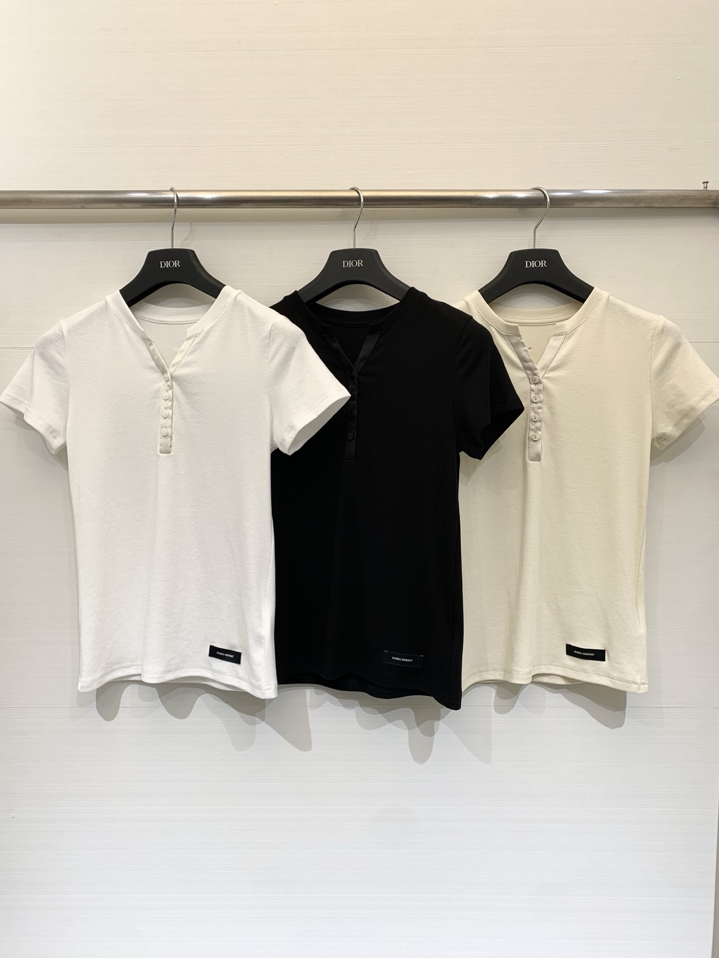 NO:802578,Isabel Marant Henry neck short-sleeved T-shirt, V-shaped placket design, different from ordinary round neck, more layered, four small white buttons arranged on the placket, ISABEL TOILE brand woven label on the side of the hem, low-key and textured, with both casual and sophisticated temperament, more design than the basic white T, suitable for daily commuting and light workplace wear. Three-color SML, T-shirt, tees, t-shirt,19860909IsabelMarant 亨利领短袖T恤,V字开襟设计,区别于普通圆领,更显层次感,门襟处排布四粒白色小纽扣,下摆侧边有ISABEL TOILE品牌织唛,低调显质感,兼具休闲与轻熟气质,比基础白T更有设计感,适合日常通勤、轻职场穿搭 三色SML,,T-shirt,tees，t-shirt,,Women's clothing
