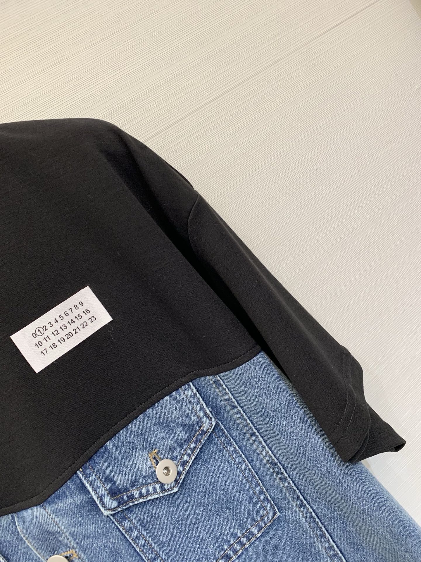 MM6 26春夏新款 复古蓝牛仔布拼接短袖，随性的休闲工装风，整体为宽松的落肩短款版型，上身舒适度高，能