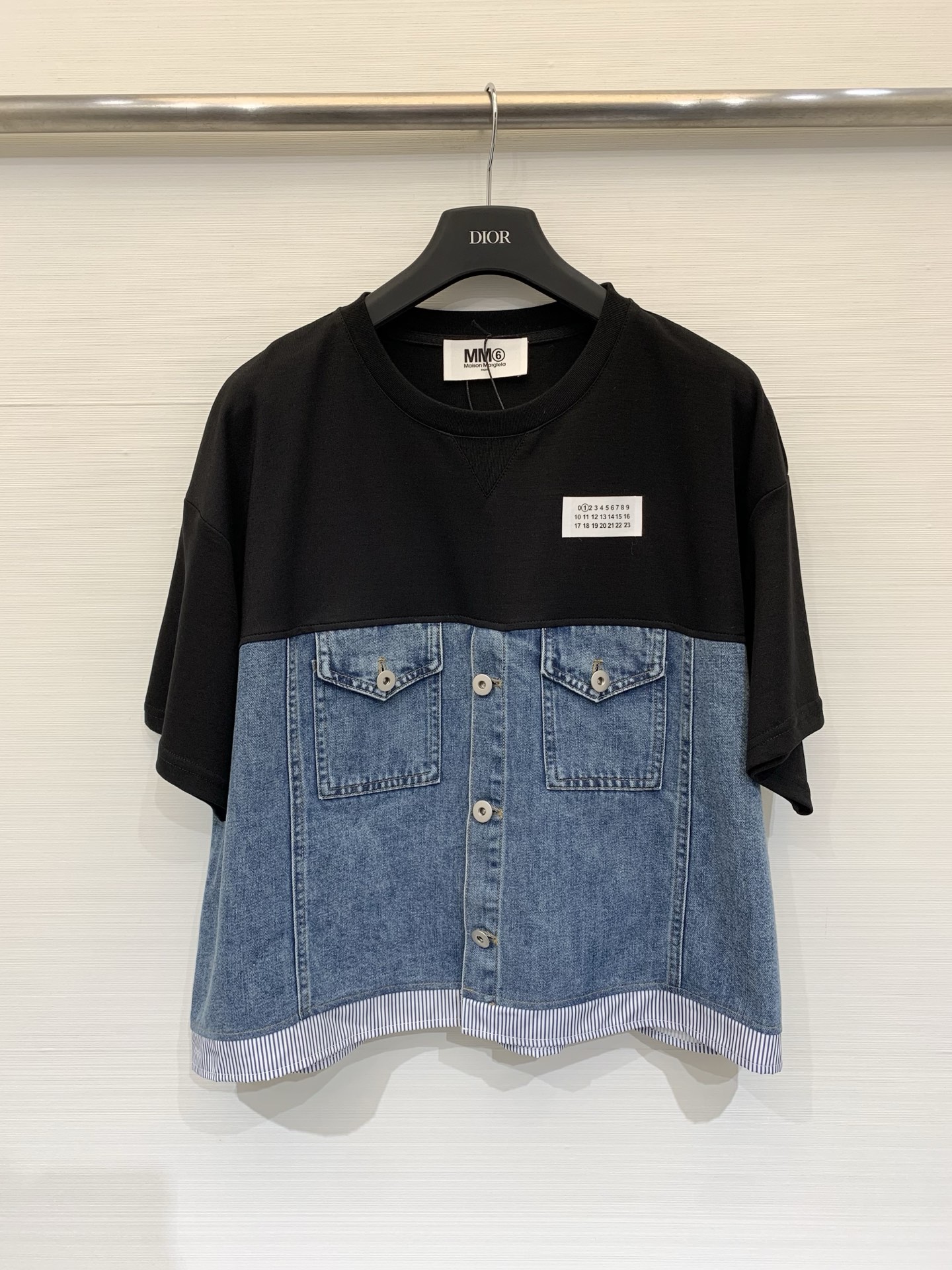NO:803104,MM6 26 spring and summer new style, retro blue denim spliced ​​short sleeves, casual casual work style, the overall style is a loose, dropped shoulder short version, the upper body is highly comfortable, can modify the body shape, and has a lazy and casual atmosphere. Two-color SM, masion margiela, T-shirt,19860909MM6 26春夏新款 复古蓝牛仔布拼接短袖,随性的休闲工装风,整体为宽松的落肩短款版型,上身舒适度高,能修饰身形,自带慵懒随性的氛围感 两色SM,,masion margiela,T-shirt,,Women's clothing