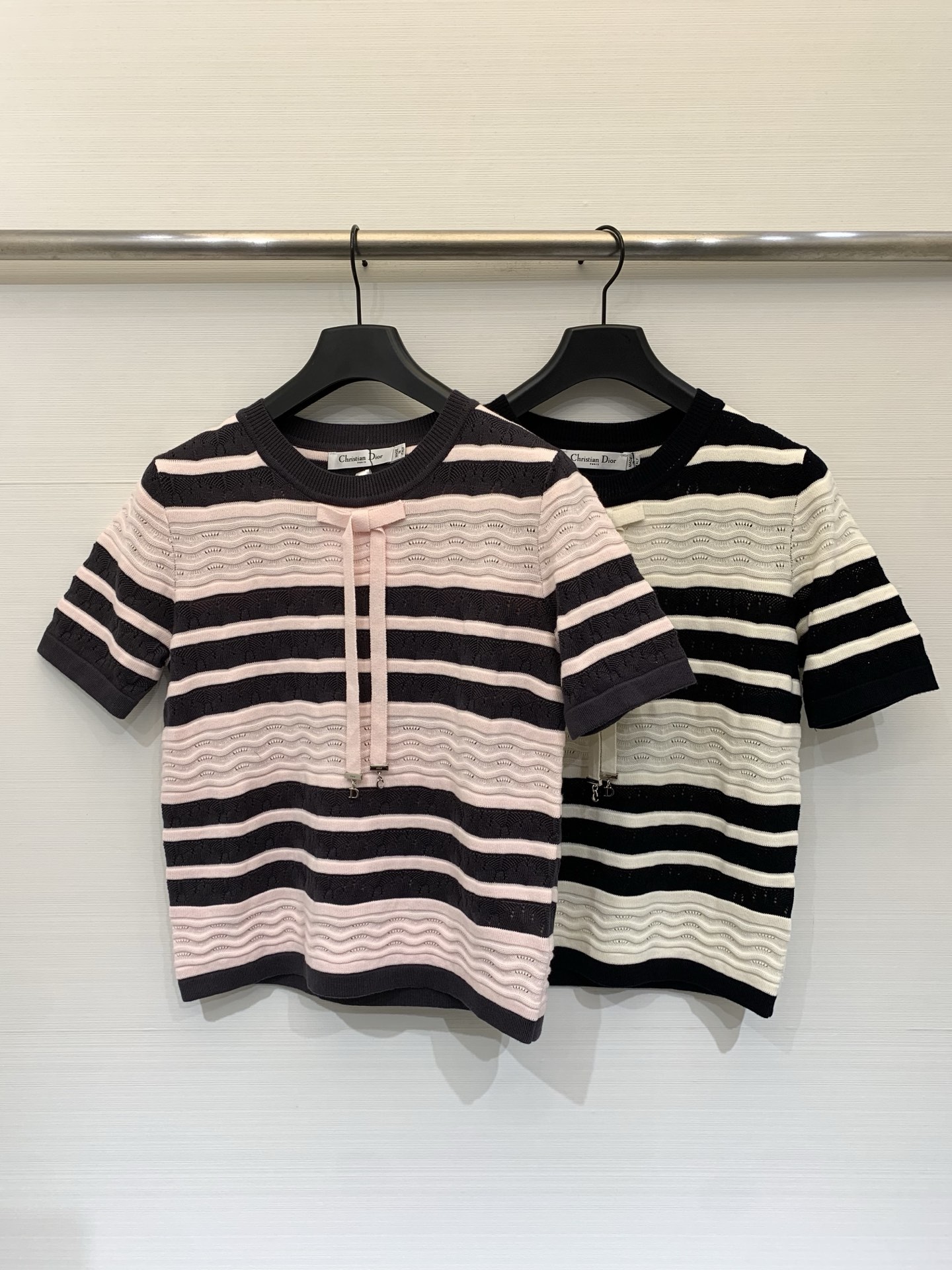 NO:803101,DIOR 26 spring and summer new model, bow striped round neck short-sleeved style, logo pattern decoration, upper body full of high-end atmosphere, two-color SML P,, dior, T-shirt,19860909DIOR 26春夏新款 蝴蝶结条纹圆领短袖款 logo图案修饰点缀 上身高级氛围感十足 两色SML P,,dior,T-shirt,,Women's clothing