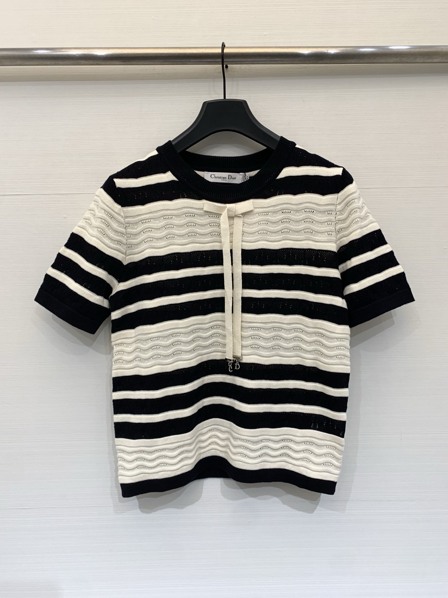 NO:803098,DIOR 26 spring and summer new model, bow striped round neck short-sleeved style, logo pattern decoration, upper body full of high-end atmosphere, two-color SML, dior, T-shirt,19860909DIOR 26春夏新款 蝴蝶结条纹圆领短袖款 logo图案修饰点缀 上身高级氛围感十足 两色SML,,dior,T-shirt,,Women's clothing