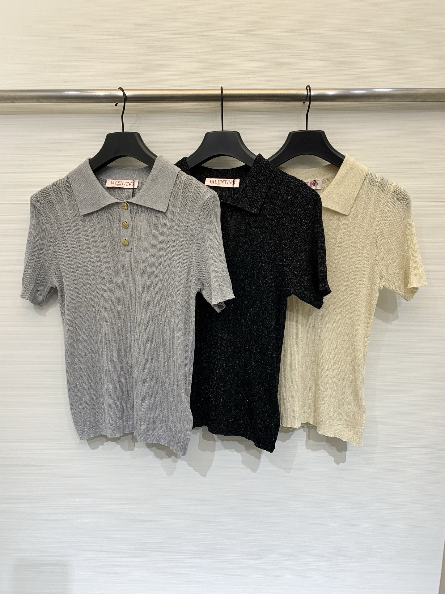 NO:803095,Valentino 26 spring and summer new model, sequined Polo collar short-sleeved model, logo pattern decoration, upper body full of high-end atmosphere, three-color SML, valentino, T-shirt,19860909Valentino 26春夏新款 珠片Polo领短袖款 logo图案修饰点缀 上身高级氛围感十足 三色SML,,valentino,T-shirt,,Women's clothing