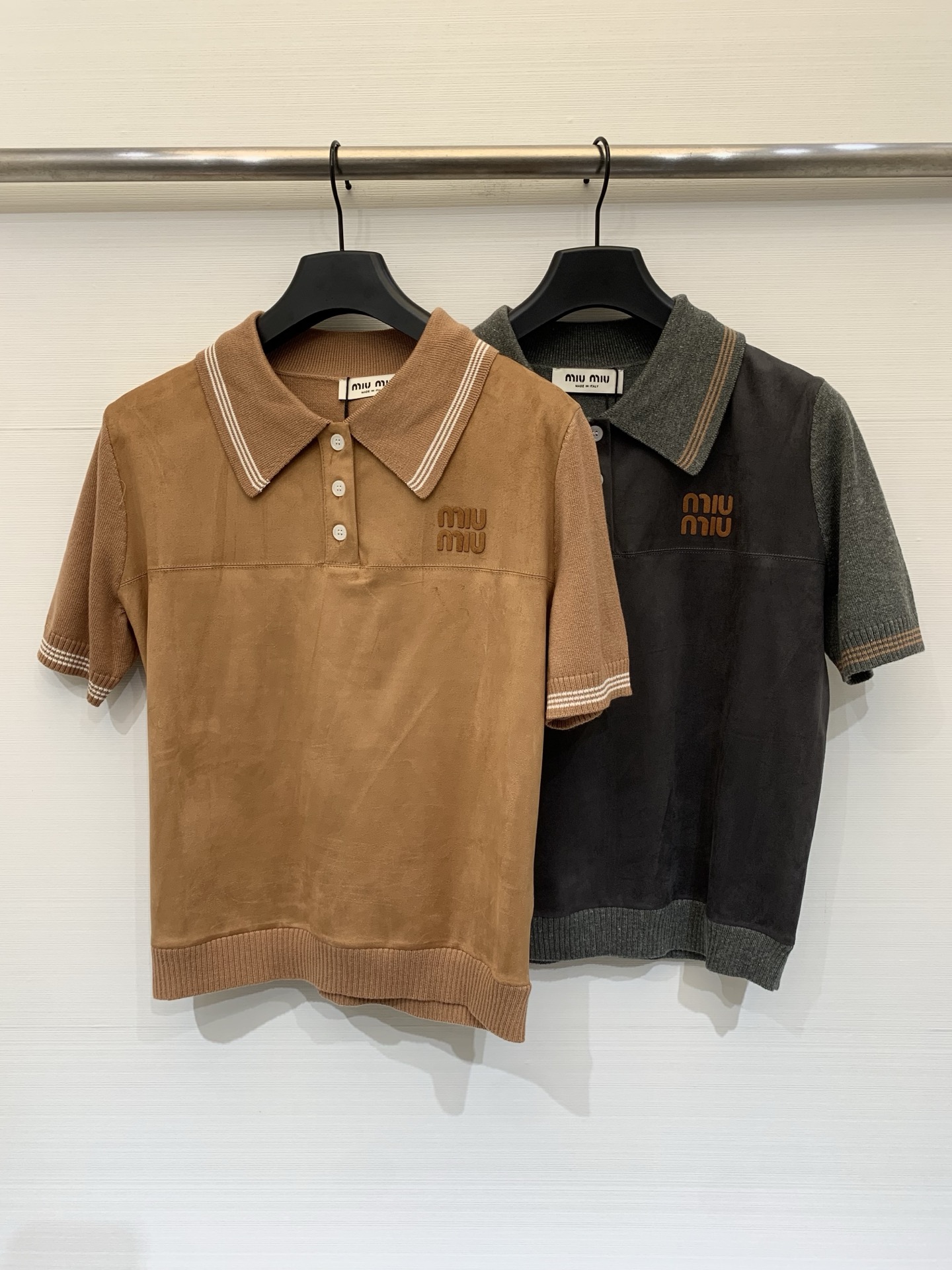NO:803092,MIUMI* 26 new spring and summer style Polo collar short-sleeved style Logo pattern decoration on the upper body with a high-end atmosphere Two-color SML,,miumiu,T-shirt,19860909MIUMI* 26春夏新款 Polo领短袖款 logo图案修饰点缀 上身高级氛围感 两色SML,,miumiu,T-shirt,,Women's clothing