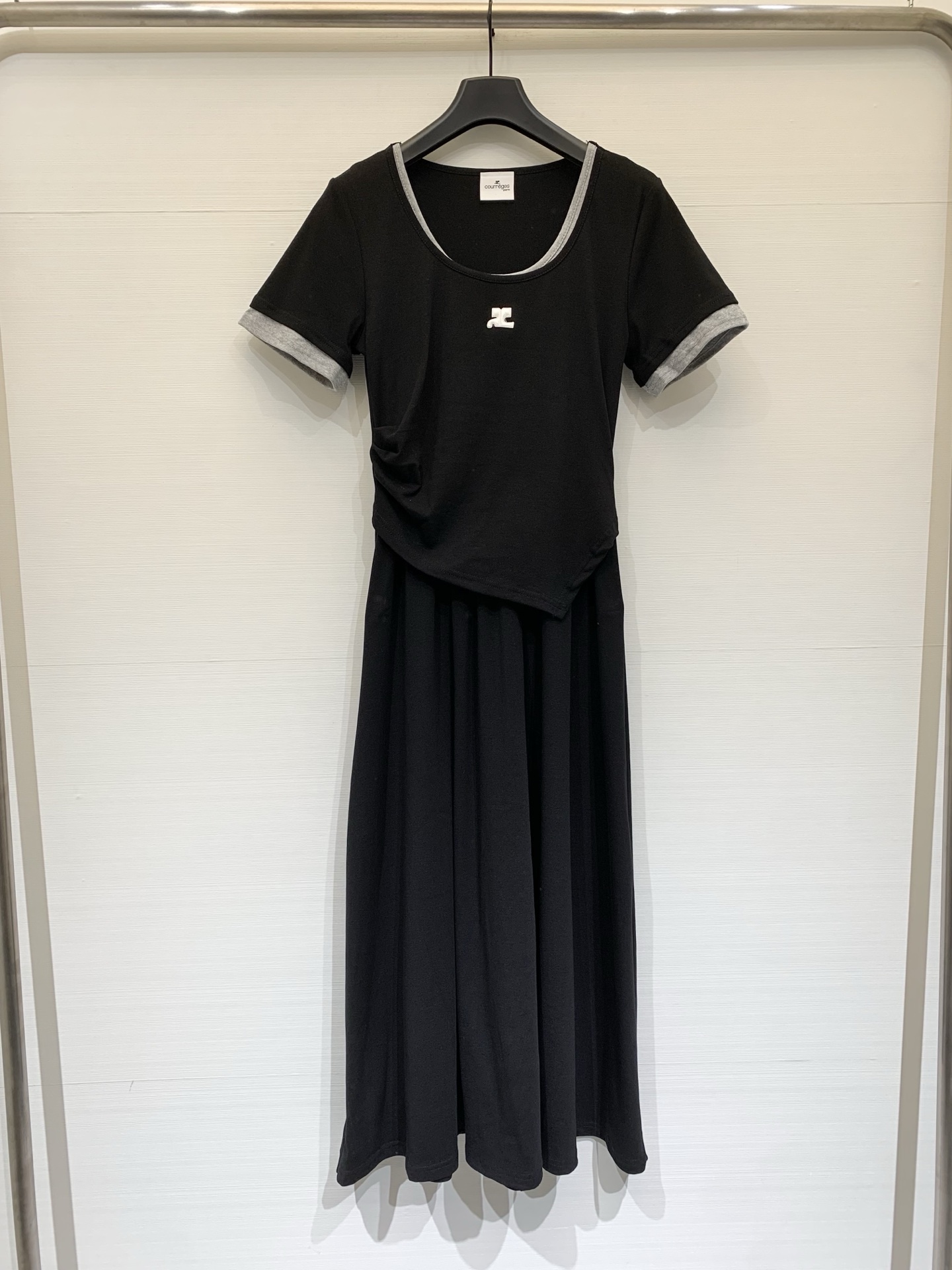 NO:803086,Courreges 26 spring and summer new style, spliced ​​fake two-piece short-sleeved dress, slim waist + irregular hem, mainly covering the flesh and making you slim, suitable for a variety of body types, the collar and cuffs have contrasting gray edges, a slimming and versatile style that is just needed in summer. Two-color SML, skirts, T-shirt,19860909Courreges 26春夏新款 拼接假两件短袖连衣裙,修身收腰+不规则下摆,主打遮肉显瘦,适配多种身材,领口与袖口撞色灰边,夏季刚需的显瘦百搭款 两色SML,,skirts,T-shirt,,Women's clothing