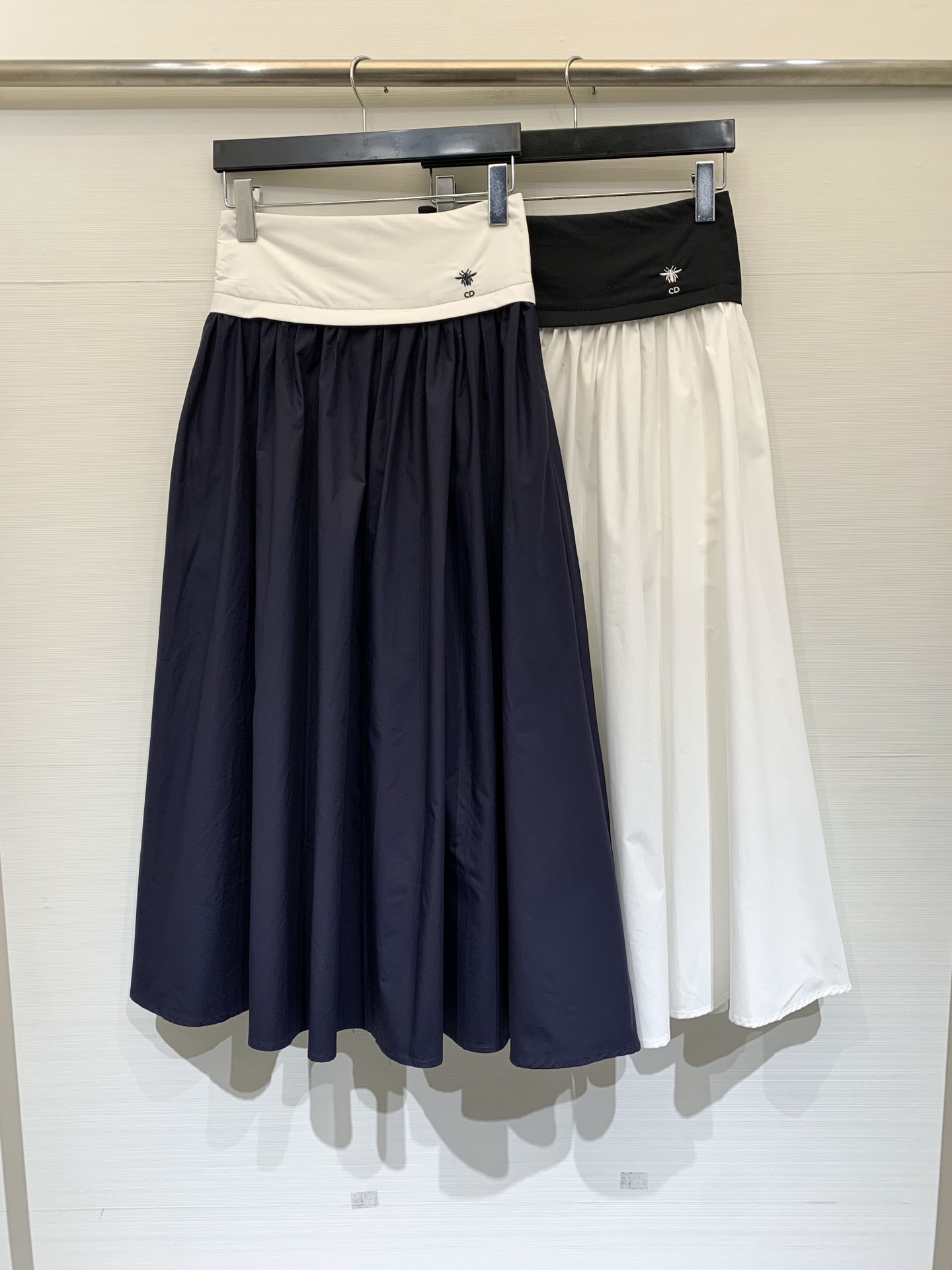 NO:803113,DIOR 26 new spring and summer style high-waisted full-length skirt (A-line umbrella skirt), relaxed and minimalist for commuting. High-count pure cotton/cotton-feel anti-wrinkle woven fabric, crisp and stylish, not easy to wrinkle, with natural texture, breathable and skin-friendly, suitable for spring and summer wear, easy to create a lazy atmosphere. Two-color SML, dior, skirts,19860909DIOR 26春夏新款 高腰大摆半身长裙（A字伞裙）,松弛感、极简通勤 高支纯棉/棉感抗皱梭织面料,挺括有型,不易皱,自带自然肌理感,透气亲肤,适合春夏穿着,轻松拿捏慵懒氛围感 两色SML,,dior,skirts,,Women's clothing