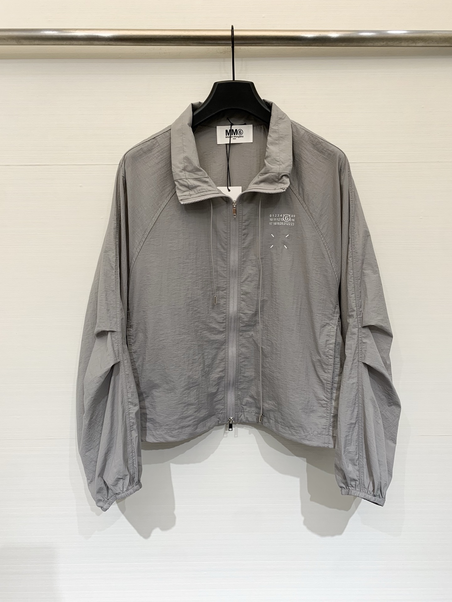 NO:805645,MM6 Maison Margiela  Three-color light sun protection jacket, minimalist functional design, short straight fit, optimized body proportions, made of light and slightly wrinkled nylon/nylon sun protection fabric, with a sense of transparency and texture, dry touch, suitable for spring and summer sun protection, water repellent, and breathable  , the sleeves are detachable/pinch-pleat design, and there are special pleats at the elbows to form natural three-dimensional pleats. It is an iconic design that is different from ordinary sun protection clothing. The classic logo on the left chest is low-key and recognizable, creating a relaxed street casual wear.  Three-color SM, masion margiela, jackets & coats,19860909MM6 Maison Margiela 三色轻薄防晒外套,极简机能风设计,短款直身版型,优化身材比例,采用轻薄微皱的尼龙/锦纶防晒面料,自带通透感与肌理感,触感干爽,适合春夏防晒、防泼水,兼具透气性,袖子为可拆卸/捏褶设计,肘部位置有特殊的压褶拼接,形成自然的立体褶皱,是区别于普通防晒衣的标志性设计,左胸经典的标识,低调辨识度拉满,打造松弛的街头休闲穿搭 三色SM,,masion margiela,jackets & coats,,Women's clothing