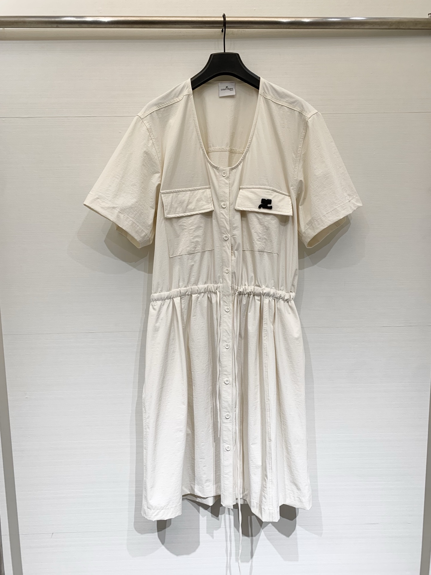NO:805642,Courrèges three-color retro workwear-style deep U-neck dress, waist drawstring design, can be adjusted freely to create a 'wide at the top, loose at the bottom' lazy effect. It is made of light and crisp cotton blended fabric with a slightly matte texture, which is not easy to wrinkle. It has both drape and breathability. It is suitable for spring and summer wear. It can be worn alone to look refreshing and reduce age. It can also be paired with a sun protection jacket and denim vest to create a multi-layered look. Three-color SM, skirts, jackets  & coats,19860909Courrèges 三色复古工装风深U领连衣裙,腰部抽绳设计,可自由调节松紧,打造“上宽下松”的慵懒效果,采用轻薄挺括的棉混纺面料,自带微哑光肌理,不易皱,兼具垂坠感与透气度,适合春夏穿着,单穿清爽减龄,也可搭配防晒外套、牛仔马甲,打造多层次穿搭 三色SM,,skirts,jackets & coats,,Women's clothing