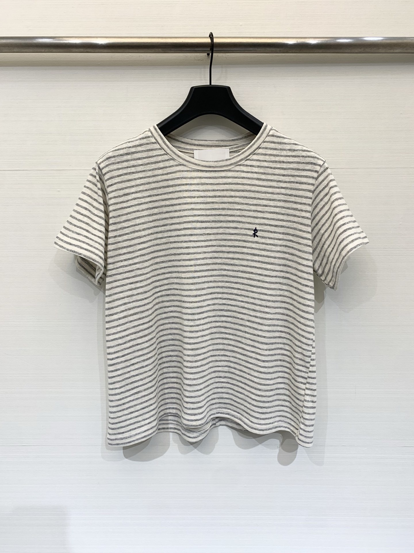 NO:805636,R13 26 new spring and summer style, super soft gray and white striped short-sleeved T-shirt, classic sea soul stripe style, skin-friendly and breathable, loose fit and not flattering on the figure, R letter embroidery logo on the left chest, with retro casual atmosphere. Two-color SM, T-shirt, tees, t-shirt,19860909R13 26春夏新款 超柔软的灰白条条纹短袖T恤,经典海魂条纹款,亲肤透气,版型宽松不挑身材,左胸R字母刺绣标识,自带复古休闲氛围 两色SM,,T-shirt,tees，t-shirt,,Women's clothing