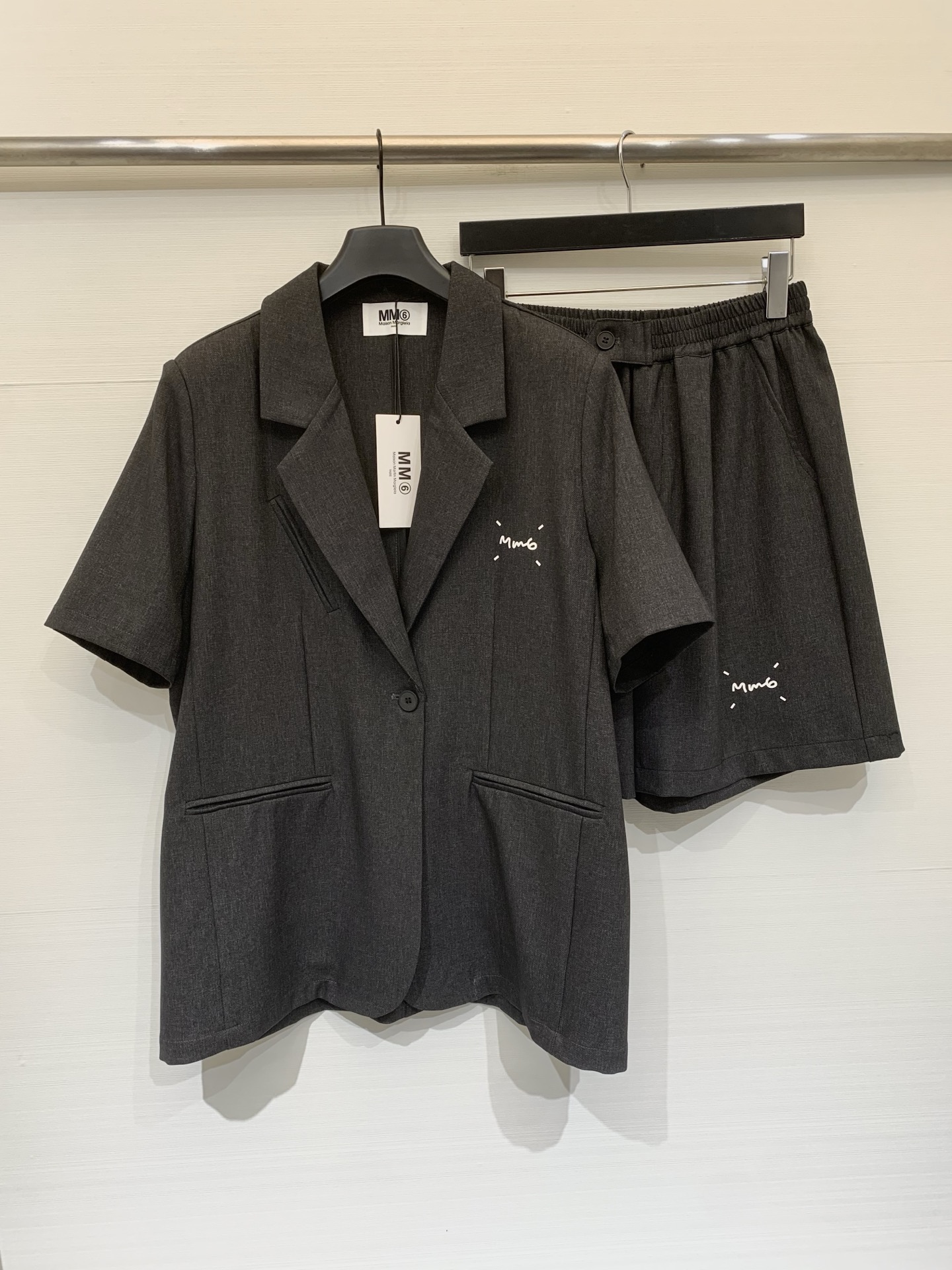NO:805633,MM6 Relaxed Wear Thin short-sleeved suit and shorts suit, oversize version, unintentional 'lazy', very in line with the current popular 'Korean relaxed style', white hand-painted style 'mm6' brand logo, strong color contrast, low-key yet recognizable, focusing on high-end coolness, pure cotton thin fabric, smooth and crisp texture, slimming color, good body modification, excellent flesh-covering effect Color Black Gray  Size SM, masion margiela,versace,shorts,T-shirt,19860909MM6 松弛感穿搭 薄款短袖西服短裤套装单品,Oversize版型,不刻意的“慵懒感”,非常符合当下流行的“韩系松弛风”,白色手绘风格的“mm6”品牌标识,颜色对比强烈,既低调又有辨识度,主打高级酷感,纯棉薄款面料,质感顺滑挺括,颜色显瘦,很好地修饰身形,遮肉效果极佳 颜色黑色 灰色 码数SM,,masion margiela,versace,shorts,T-shirt,,Women's clothing