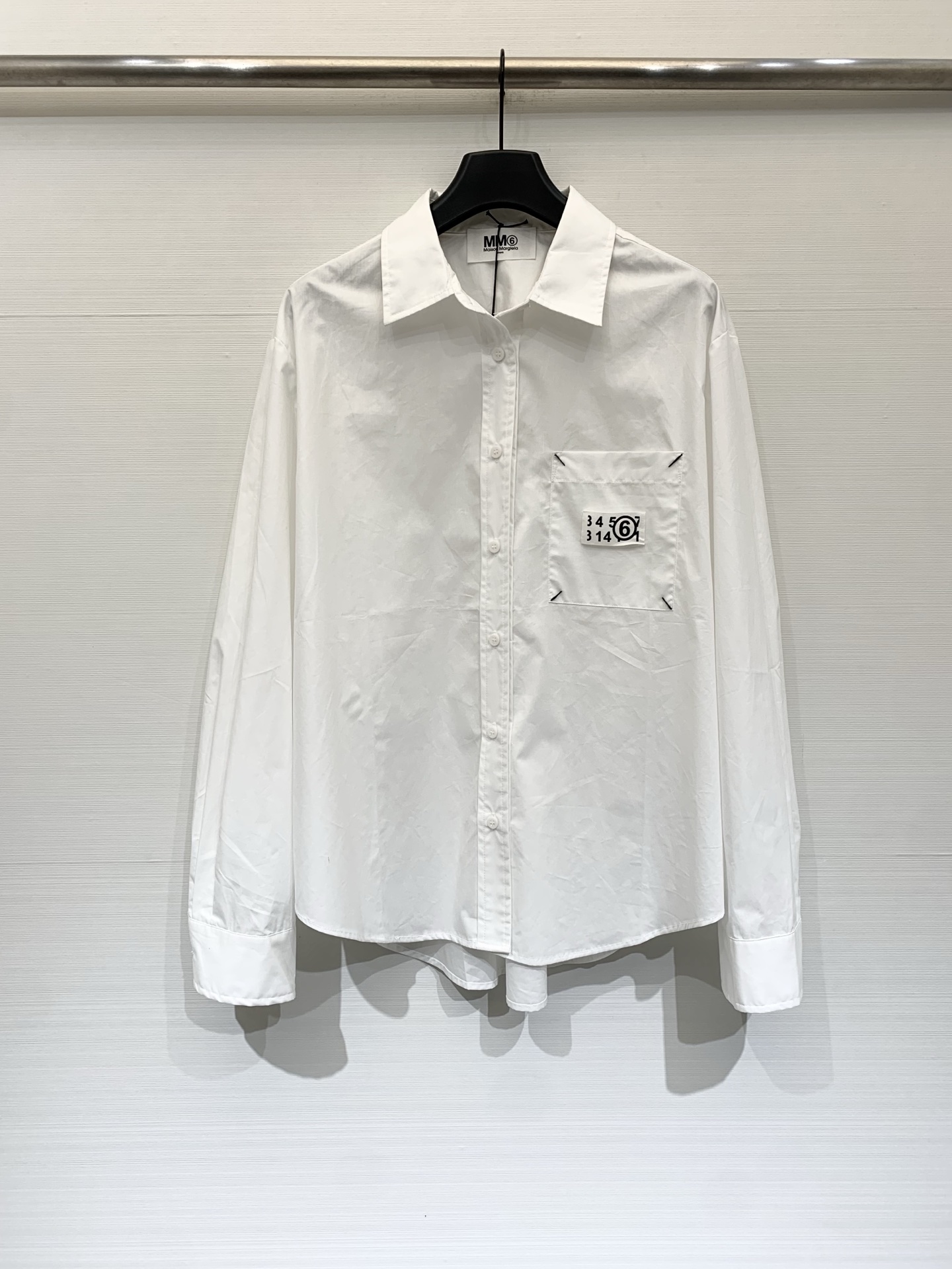 NO:806270,MM6 26 average summer new style white shirt with a minimalist design, made of high-count cotton, feels soft and waxy, and will not deform and turn yellow after long-term wear. The classic small square collar neatly outlines the neckline, and the embroidery details on the chest patch hide ingenuity. The slightly loose version accommodates a variety of body shapes, covers the flesh and makes you look slimmer. It is refreshing and casual when worn alone, and the suit/knitted interior is full of luxury. It is a must-have and versatile king for all seasons!  New limited time benefits, click here to get the code number ML, masion margiela, business suit,19860909MM6 26场均夏季新款 极简设计感白衬衣,甄选高支棉料,触感软糯且自带筋骨,久穿不易变形泛黄.经典小方领利落勾勒颈线,胸前贴布刺绣细节暗藏巧思,微宽松版型包容多种身形,遮肉又显瘦.单穿清爽随性,内搭西装/针织高级感拉满,是四季必备的百搭王！上新限时福利,速戳入手 码数ML,,masion margiela,business suit,,Women's clothing