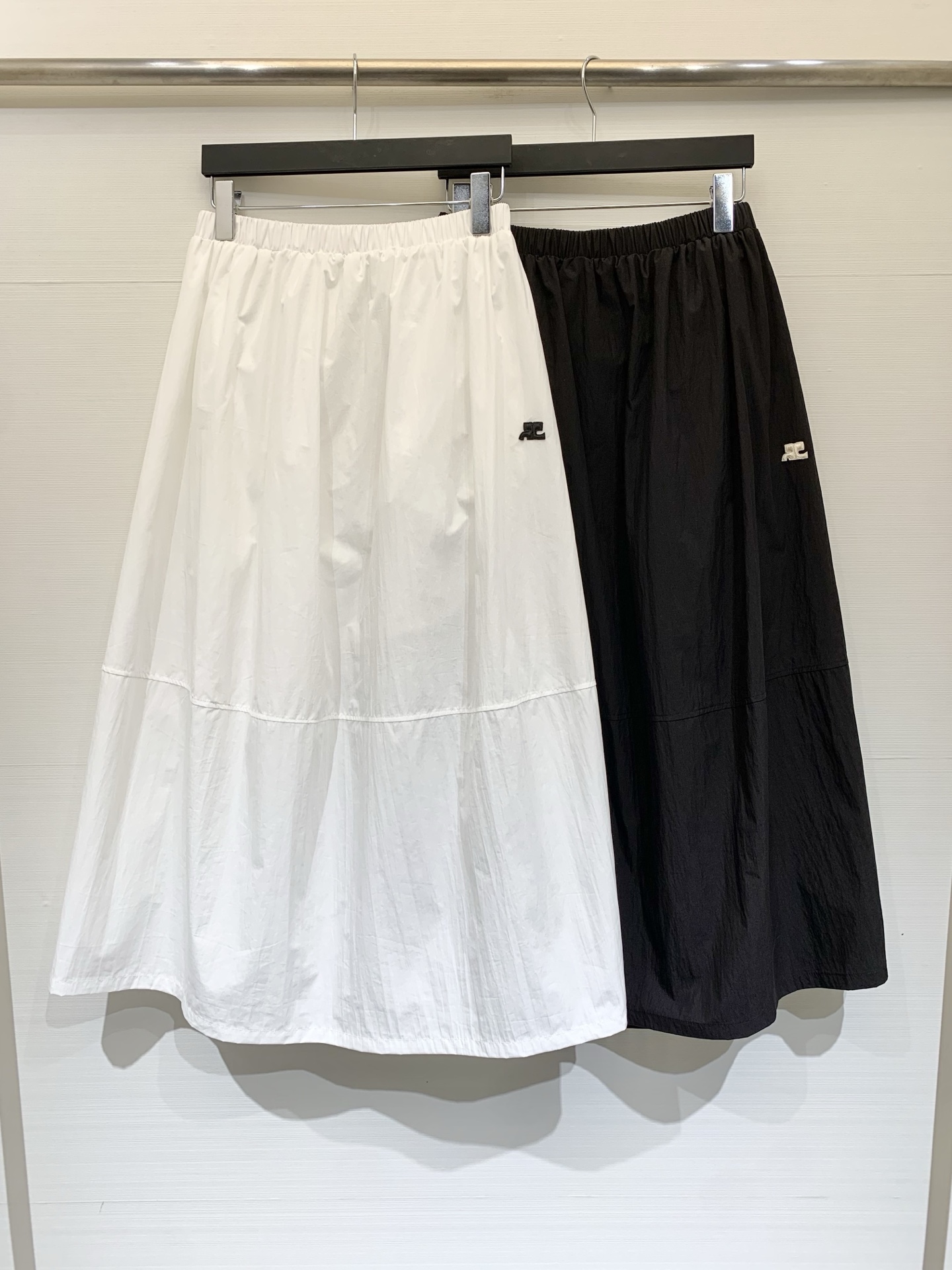 NO:806809,Courreges 26 spring and summer new style elastic waist skirt, black and white are timeless, the high-draping fabric has a crisp texture, the fully elastic waist accommodates various body shapes, the A-line large skirt cleverly covers the crotch and hides the flesh, and is flexible and elegant when walking. It is great for daily wear with T-shirts and shirts, and can be worn for commuting and dating, close your eyes and avoid stepping on thunder, come and unlock the simple and high-end sense~ Two-color SM,,skirts,shirts,tees,t-shirt,19860909Courreges 26春夏新款 松紧腰半裙,黑白双色永不过时,高垂感面料自带挺括质感,全松紧腰头包容各种身形,A字大裙摆巧妙遮胯藏肉,行走间灵动飘逸.日常搭T恤、衬衫都出彩,通勤约会皆可穿,闭眼入不踩雷,快来解锁简约高级感～ 两色SM,,skirts,shirts,tees，t-shirt,,Women's clothing