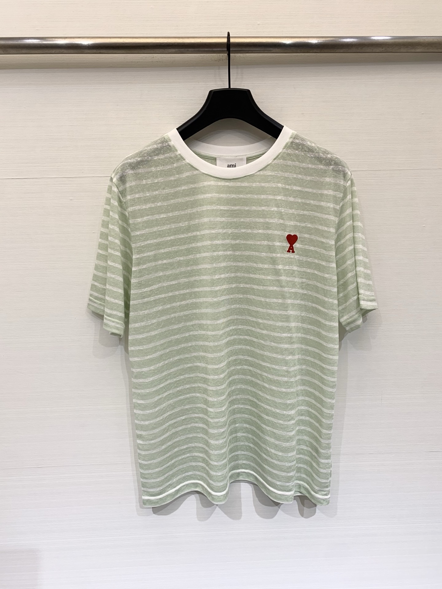 NO:806791,AMI 26 new summer style round neck Tencel linen cotton short-sleeved T-shirt, basic round neck short-sleeved T-shirt, regular straight fit, slightly transparent linen-like fabric, classic red love A embroidery on the left chest, light blue contrast round neck, slightly rolled hem, French lazy, holiday style, minimalist casual four-color SML,, T-shirt, tees, t-shirt,19860909AMI 26夏季新款 圆领天丝麻棉短袖T恤,基础圆领短袖T恤,常规直筒版型,微透亚麻感面料,左胸经典红色爱心A刺绣,浅蓝撞色圆领,下摆微卷边,法式慵懒、度假风、极简休闲 四色SML,,T-shirt,tees，t-shirt,,Women's clothing