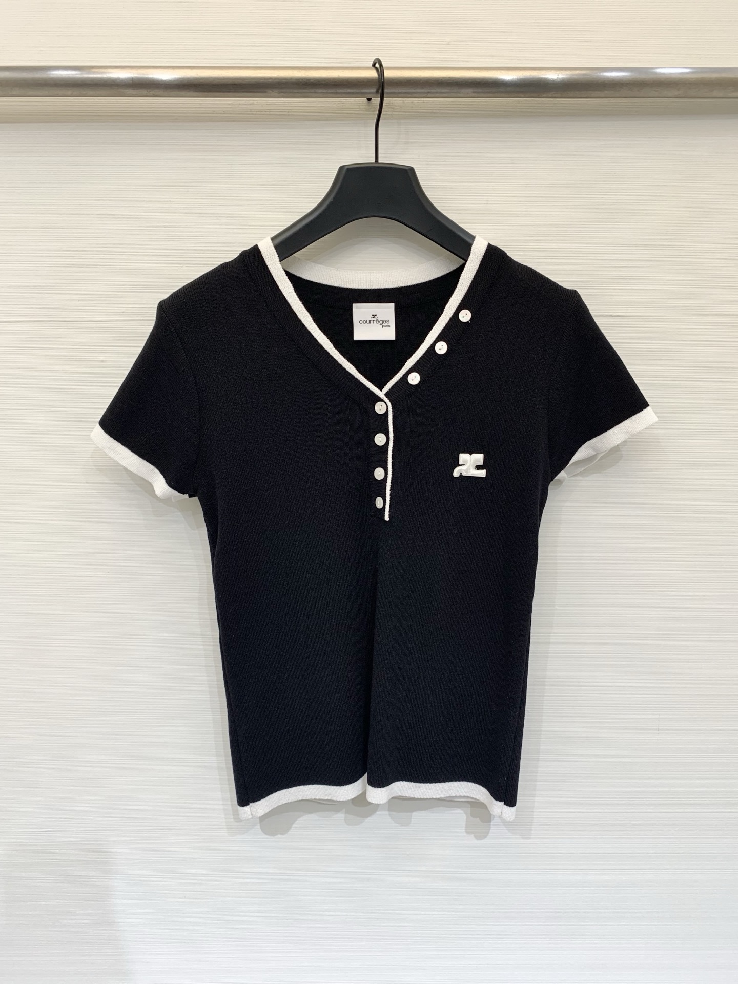 NO:806803,Courrèges 26 new summer model, fake two-piece striped knitted short-sleeves, fake two-piece V-neck design, black embroidered logo on the left chest, advanced relaxed feel, layered style, two-color SM,, T-shirt,19860909Courrèges 26夏季新款 假两件条纹针织短袖,假两件V领设计,左胸黑色刺绣Logo,高级松弛感、叠穿风 两色SM,,T-shirt,,Women's clothing