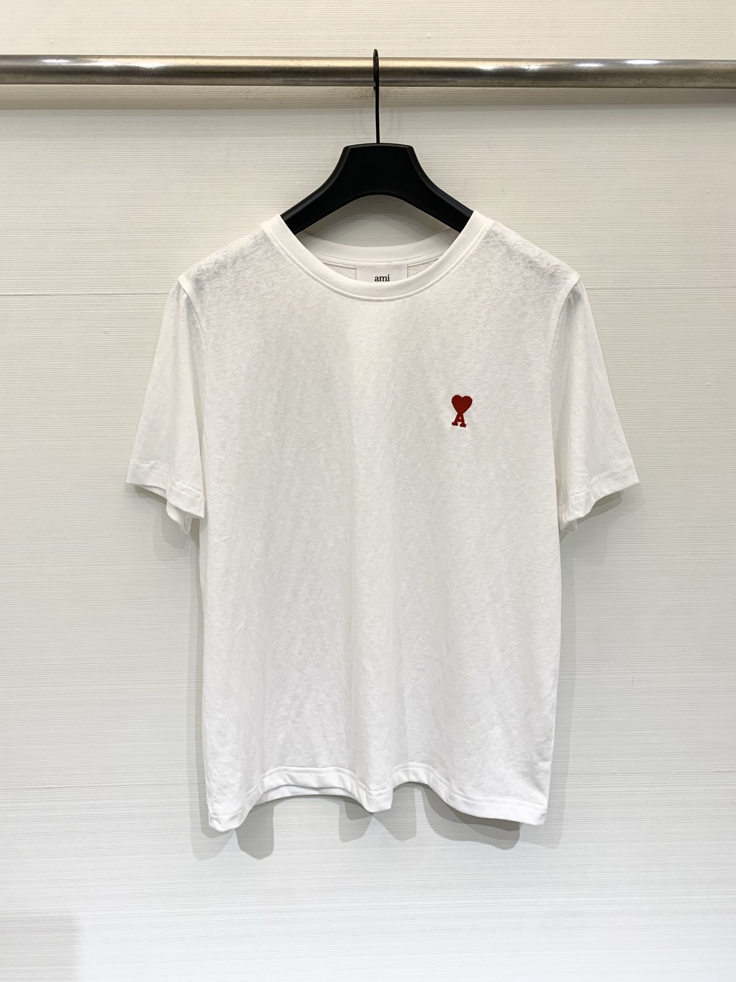 NO:806797,AMI 26 new summer style round neck Tencel linen cotton short-sleeved T-shirt, basic round neck short-sleeved T-shirt, regular straight fit, slightly transparent linen-like fabric, classic red love A embroidery on the left chest, light blue contrast round neck, slightly rolled hem, French lazy, holiday style, minimalist casual four-color SML,, T-shirt, tees, t-shirt,19860909AMI 26夏季新款 圆领天丝麻棉短袖T恤,基础圆领短袖T恤,常规直筒版型,微透亚麻感面料,左胸经典红色爱心A刺绣,浅蓝撞色圆领,下摆微卷边,法式慵懒、度假风、极简休闲 四色SML,,T-shirt,tees，t-shirt,,Women's clothing
