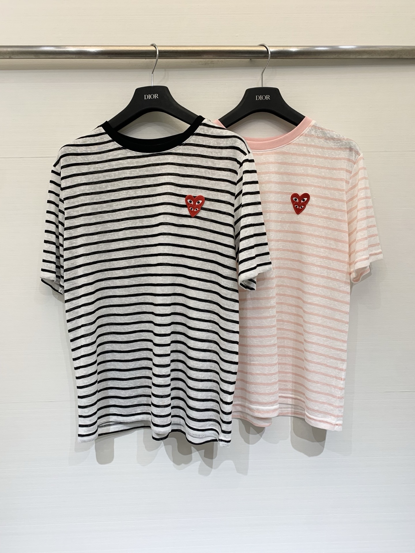 NO:806800,Rei Kawakubo's 26 new summer style striped love short-sleeved T-shirt, slightly loose fit, slightly see-through thin fabric, black contrasting round neck, double-layered love heart embroidery on the left chest, with a distressed and relaxed feel, Japanese street style, college style, versatile for age reduction, three-color SML, T-shirt, tees, t-shirt,19860909川久保玲 26夏季新款 条纹爱心短袖T恤,微宽松版型,微透薄款面料,黑色撞色圆领,左胸双层叠穿爱心刺绣,自带做旧松弛感,日系街头、学院风、减龄百搭 三色SML,,T-shirt,tees，t-shirt,,Women's clothing