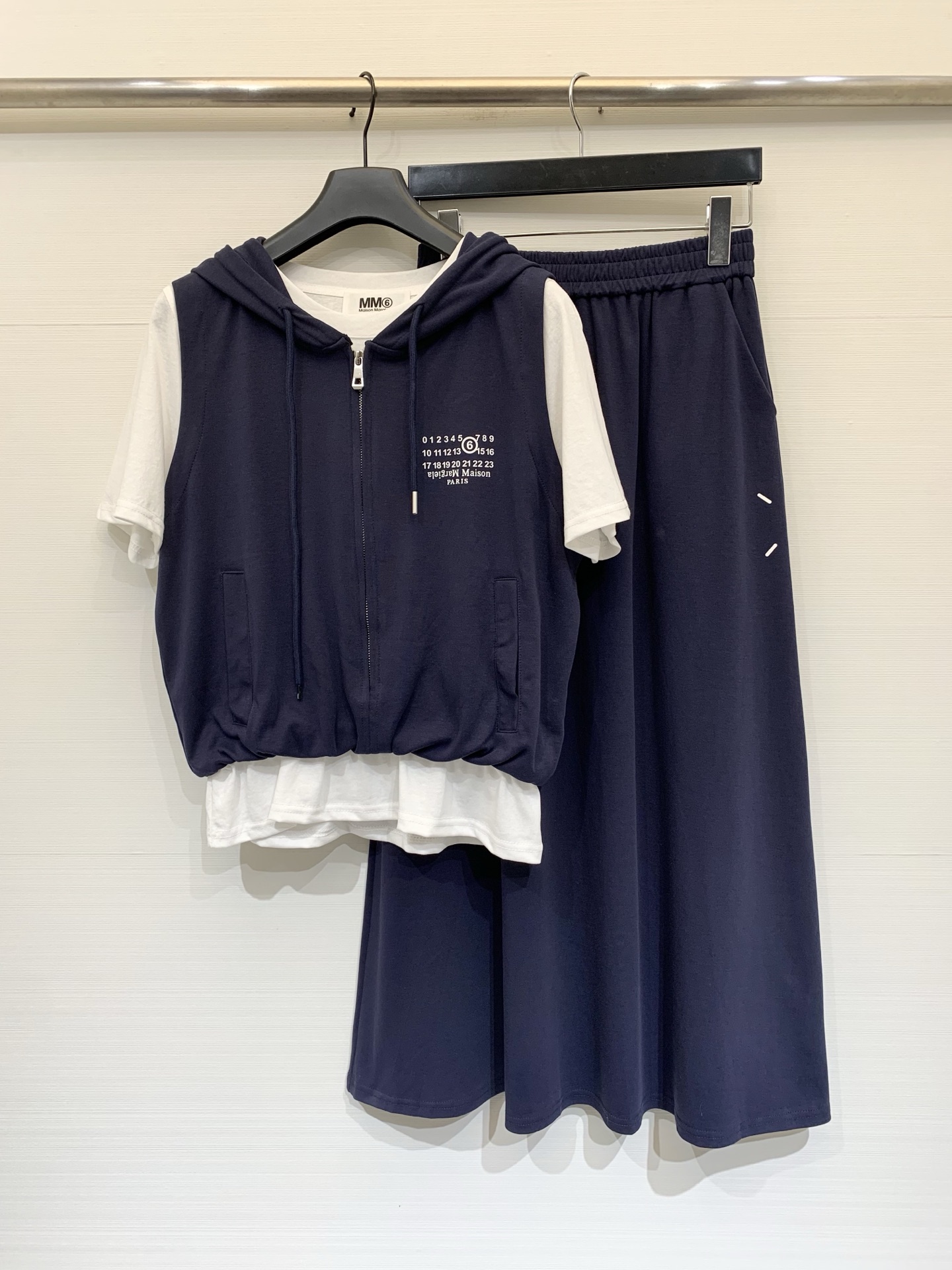NO:807933,MM6 26 new summer style fake two-piece hooded short-sleeved cardigan + skirt set, the top hem has a drawstring closure, the skirt pants have four-point white printing on the side seam, full of details, pure cotton thin fabric, good drape, skin-friendly and not tied, can be worn in spring, summer and autumn. Two-color SML, masion margiela, skirts, T-shirt, hats,19860909MM6 26夏季新款 假两件连帽短袖开衫+半裙两件套,上衣下摆做了抽绳收口,裙裤带侧缝四点白色印花,细节感拉满,纯棉薄款面料,垂坠感好,亲肤不扎,春夏秋三季都能穿 两色SML,,masion margiela,skirts,T-shirt,hats,,Women's clothing
