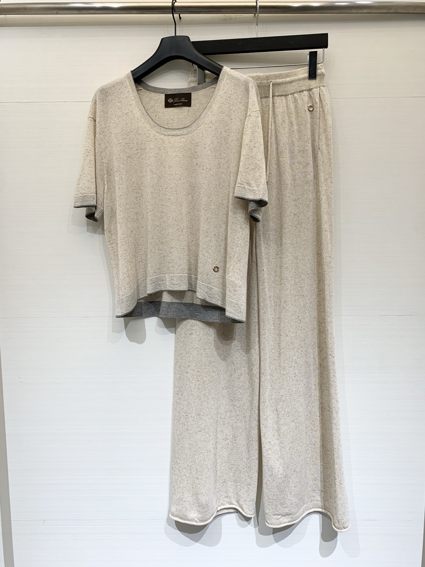 NO:807924,Loro Piana old money style linen knitted suit, U-neck loose short sleeves + knitted wide leg pants, cuffs and hem lining with contrasting color edging, low-key and exquisite details, classic small metal logo embellishment, built-in soft light filter, old money style/minimalist style ceiling, gentle and high-end two-color SML P,, loro piana, T-shirt,19860909Loro Piana 老钱风亚麻针织套装,U领宽松短袖+针织阔腿裤,袖口、下摆内里撞色包边,细节低调精致,经典小金属标点缀,自带柔光滤镜,老钱风/极简风天花板,温柔高级 两色SML P,,loro piana,T-shirt,,Women's clothing