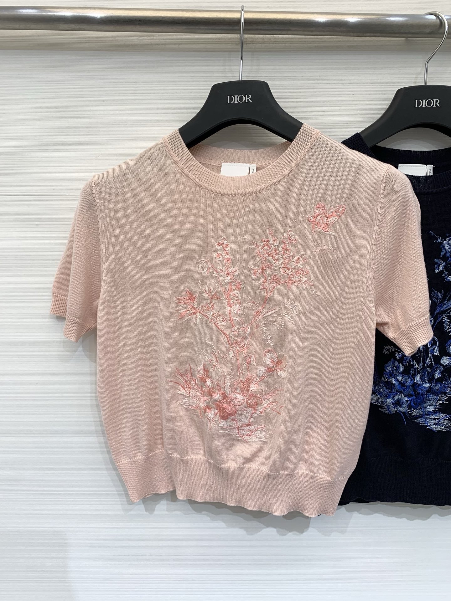 NO:807934,DIOR 26 new summer model, flower embroidered round neck short-sleeved style, logo pattern decoration, upper body with high-end atmosphere, three-color SML P,, dior, T-shirt,19860909DIOR 26夏季新款 花朵刺绣圆领短袖款 logo图案修饰点缀 上身高级氛围感 三色SML P,,dior,T-shirt,,Women's clothing