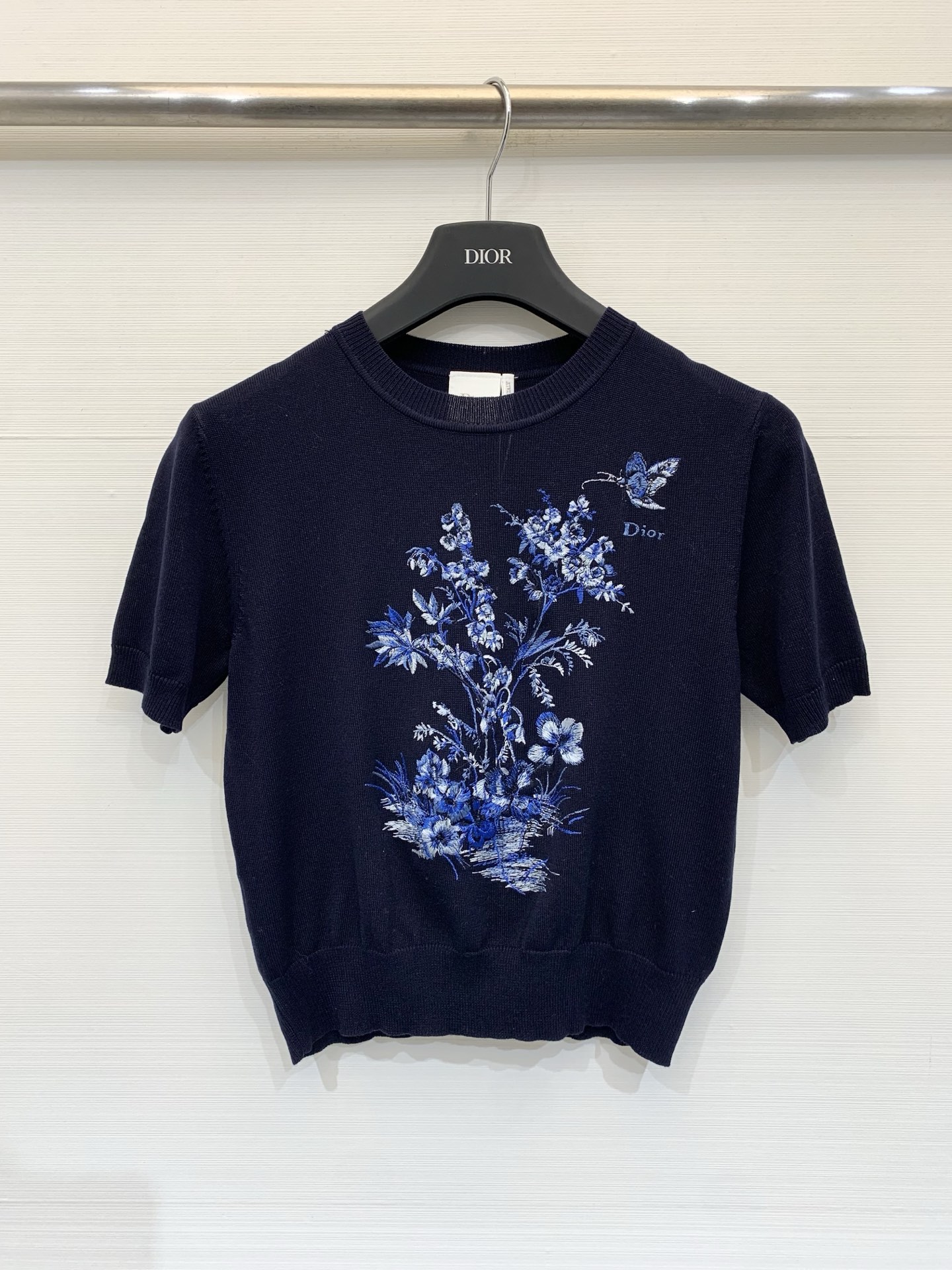 NO:807931,DIOR 26 new summer model, flower embroidered round neck short-sleeved style, logo pattern decoration, upper body with high-end atmosphere, three-color SML, dior, T-shirt,19860909DIOR 26夏季新款 花朵刺绣圆领短袖款 logo图案修饰点缀 上身高级氛围感 三色SML,,dior,T-shirt,,Women's clothing