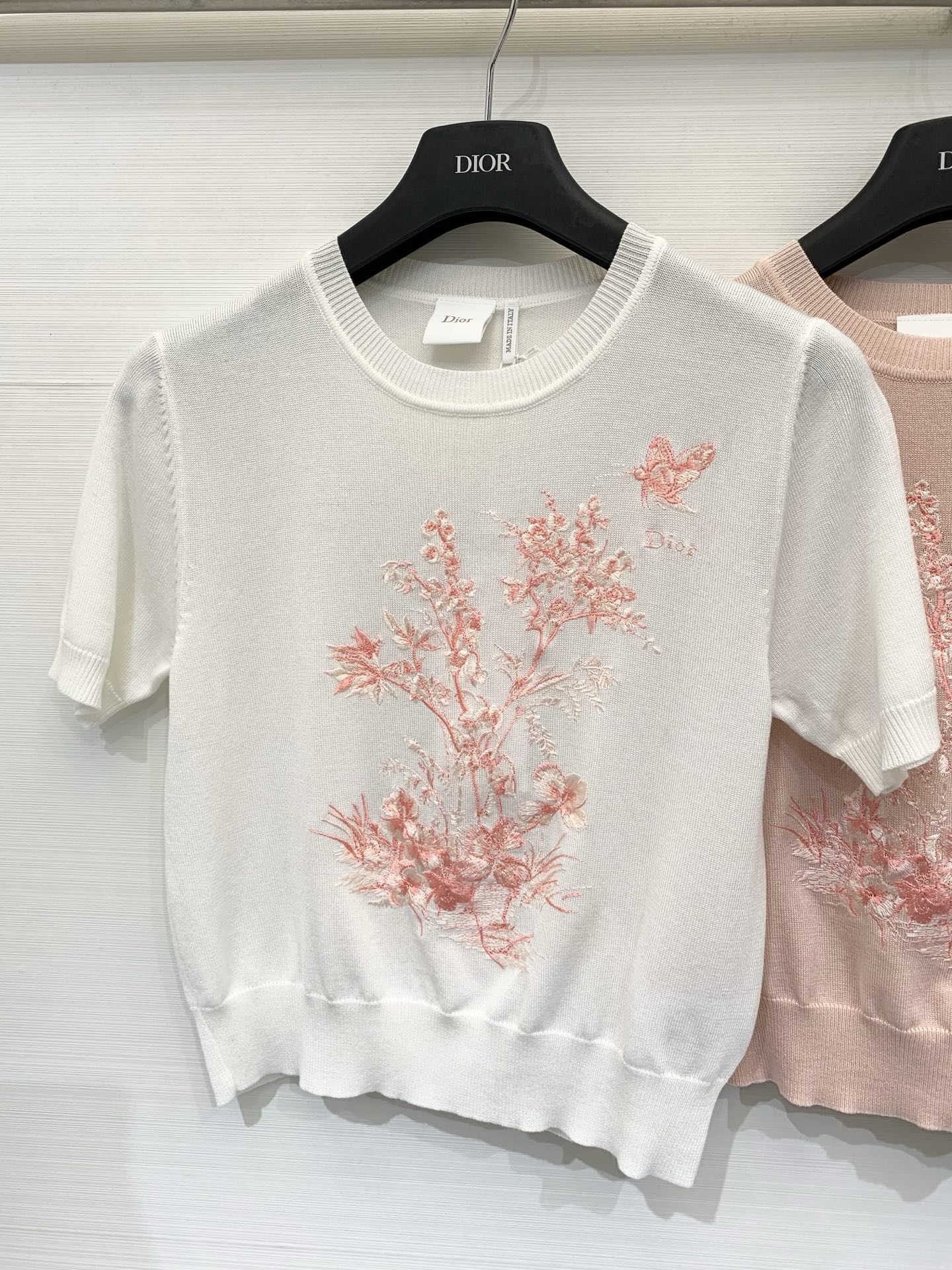 NO:807928,DIOR 26 new summer model, flower embroidered round neck short-sleeved style, logo pattern decoration, upper body with high-end atmosphere, three-color SML P,, dior, T-shirt,19860909DIOR 26夏季新款 花朵刺绣圆领短袖款 logo图案修饰点缀 上身高级氛围感 三色SML P,,dior,T-shirt,,Women's clothing