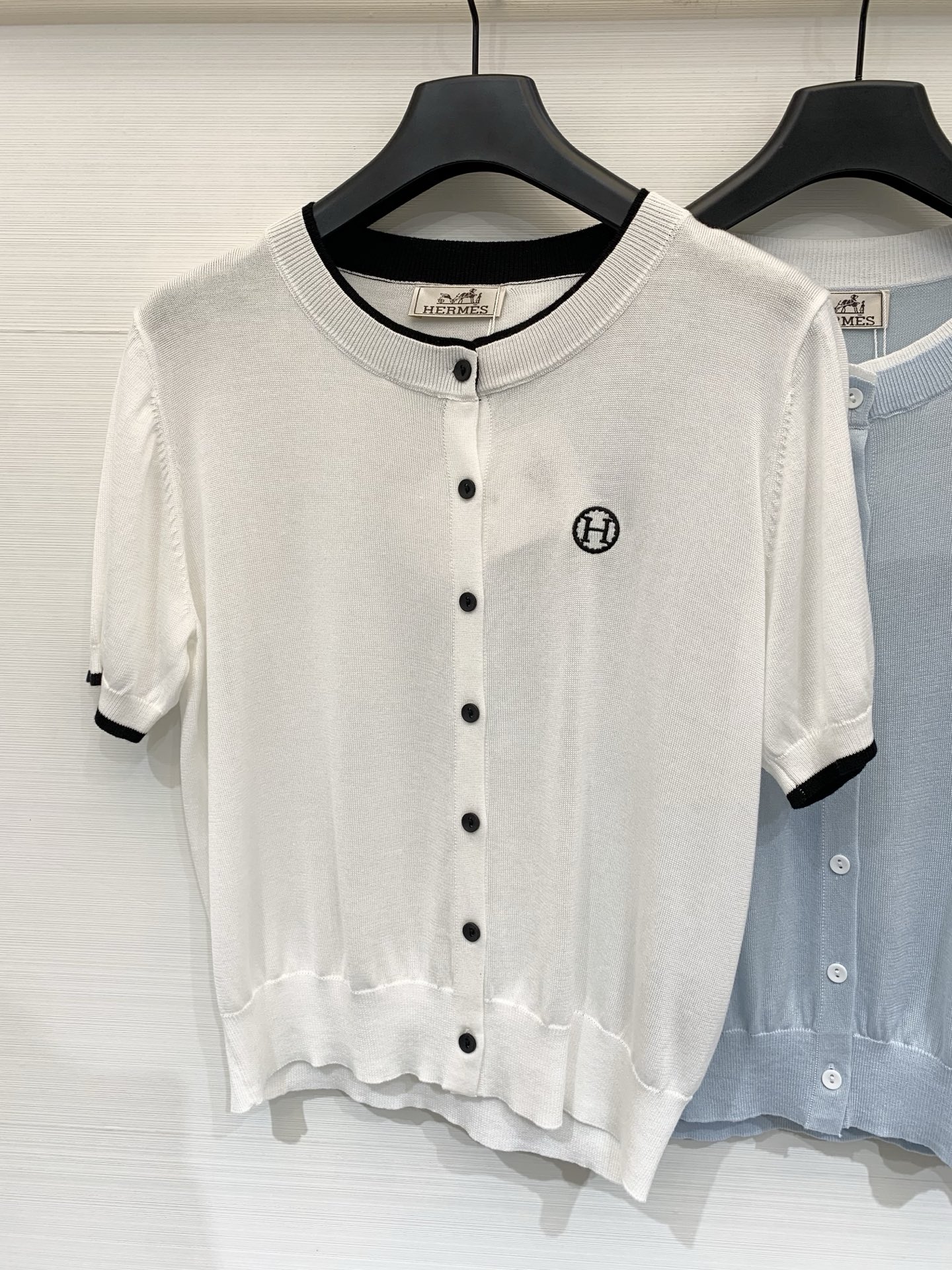 NO:807925,HERMES 26 new summer style, contrasting color short-sleeved cardigan style, H embroidered letter logo pattern decoration, upper body full of high-end atmosphere, two-color SML, hermes, T-shirt,19860909HERMES 26夏季新款 撞色短袖开衫款 H刺绣字母logo图案修饰点缀 上身高级氛围感十足 两色SML,,hermes,T-shirt,,Women's clothing