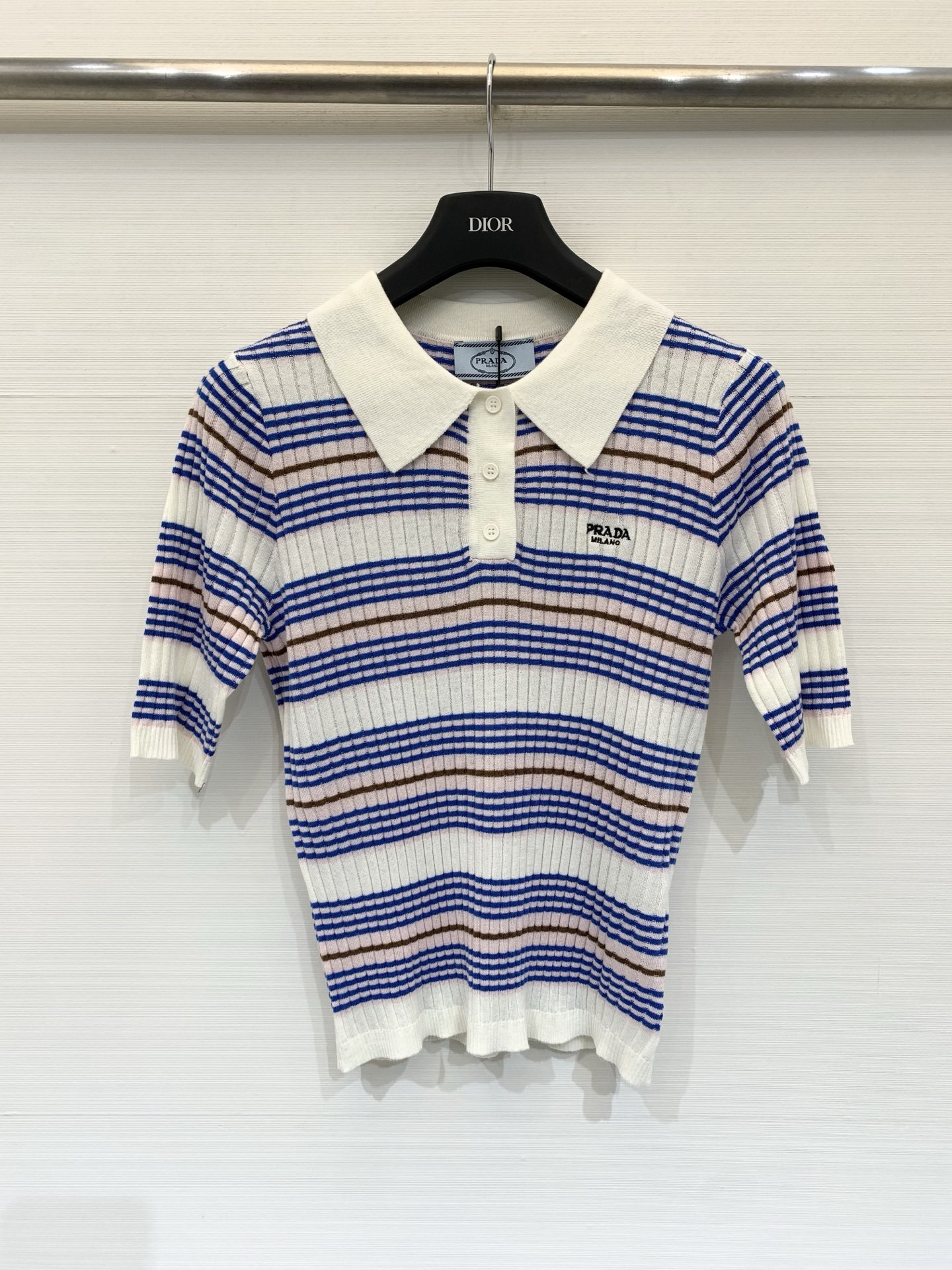 NO:807922,Prada 26 new summer style, striped contrast color Polo collar short-sleeved style, logo pattern decoration, upper body full of high-end atmosphere, two-color SML, prada, T-shirt,19860909Prada 26夏季新款 条纹撞色Polo领短袖款 logo图案修饰点缀 上身高级氛围感十足 两色SML,,prada,T-shirt,,Women's clothing